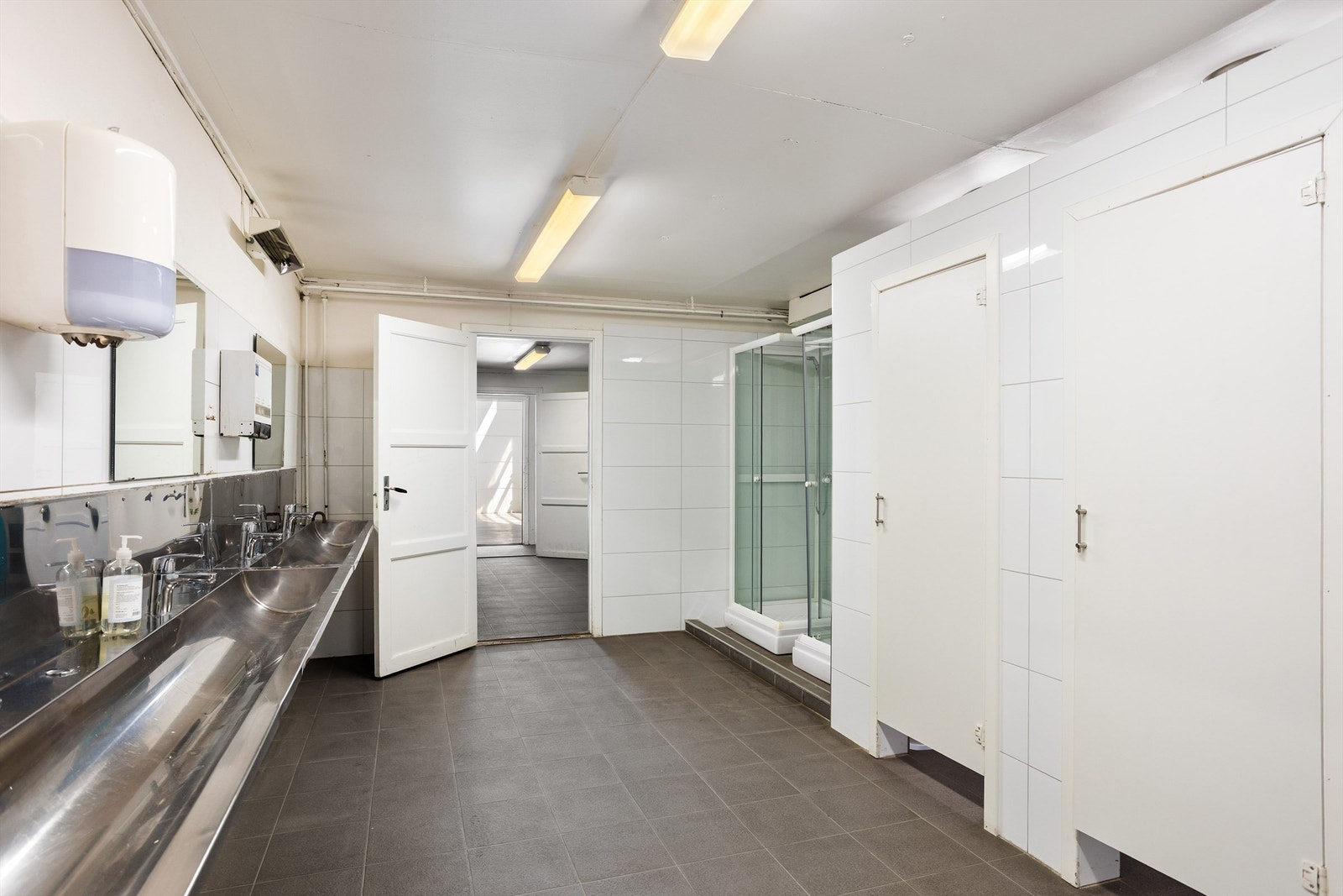 Garderobe, dusj og wc. Galleribilde