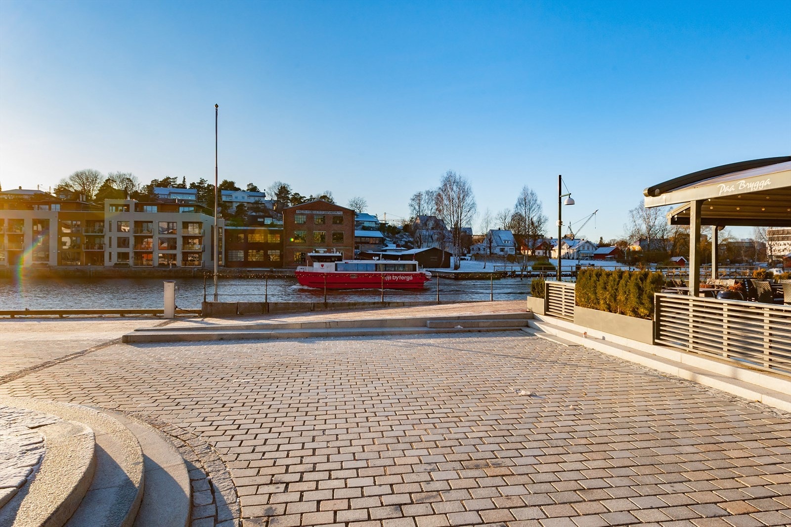 Gratis byferge :) Kun 2 minutters gangavstand til nærmeste fergestoppested. Galleribilde