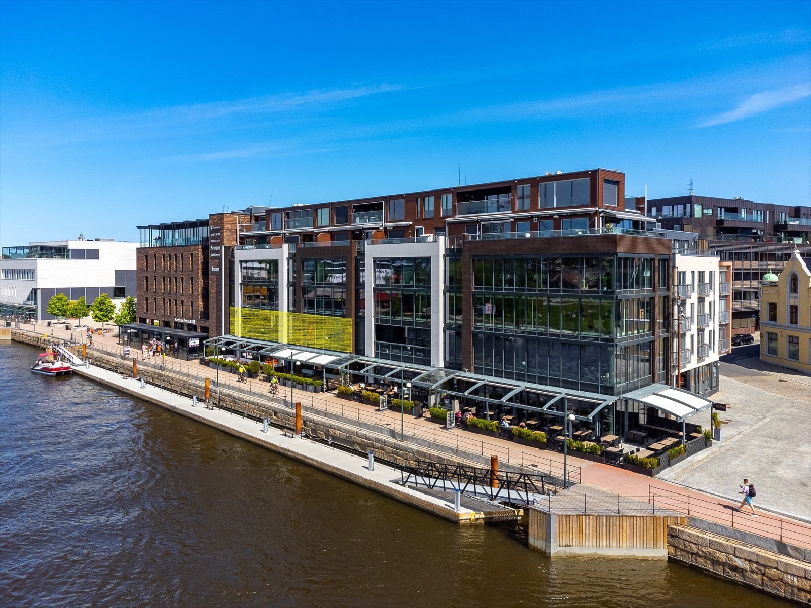 Kontorene har utsikt mot elva og har egen veranda Galleribilde