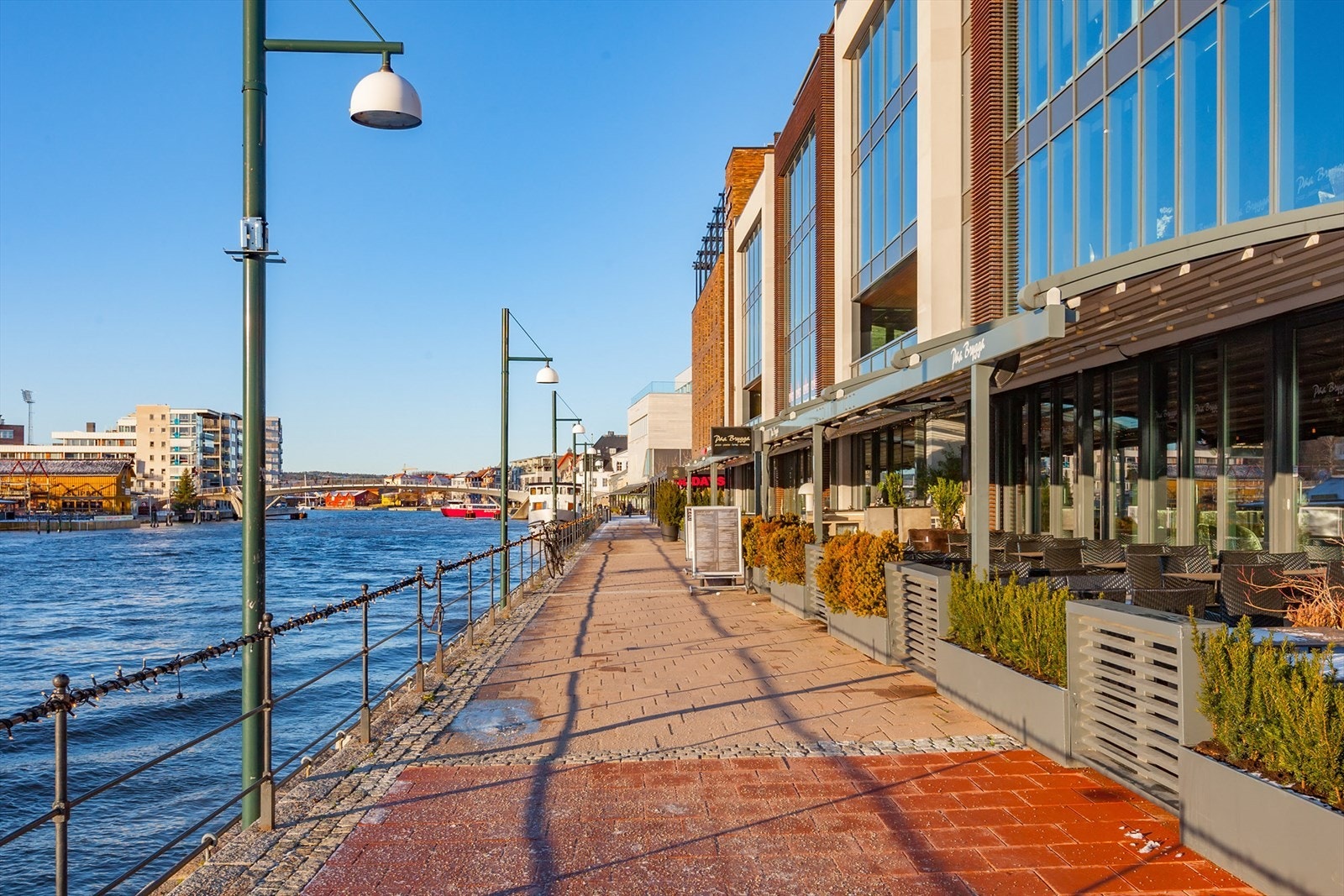 Bryggepromenaden med inngang til kontorfellesskapet rett til høyre Galleribilde