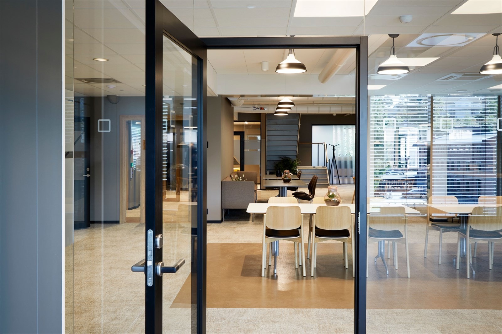 Innvendige bilder fra Brygga Kontorfellesskap som kombinerer egne kontorareal og flotte fellesareal med møterom, spiserom, stillerom og sosiale soner Galleribilde