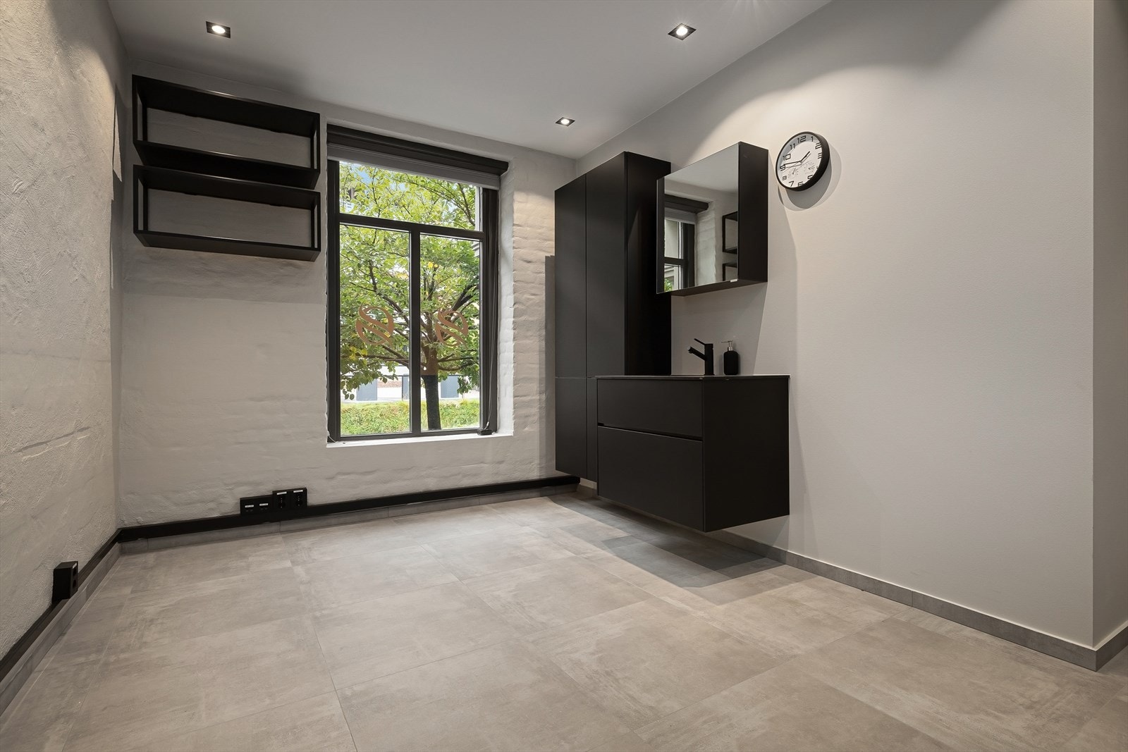 Kontor med utsikt mot Tøyen torg. Høyt over bakken så ikke direkte innsyn for de som går forbi. Alle kontorer har egne vasker, skap og hyller fastmontert. Låsbare dører med egen nøkkel. Galleribilde