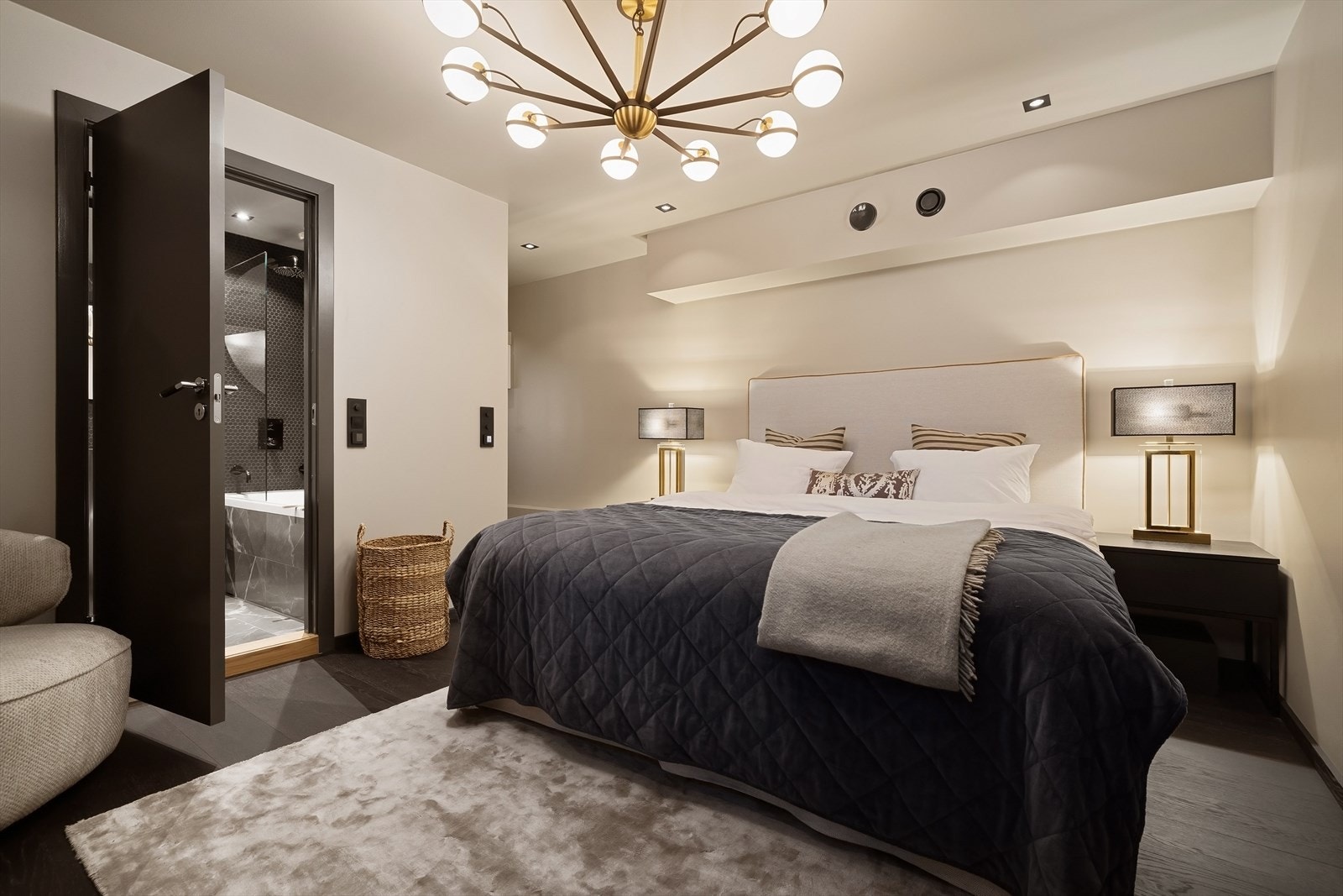 I underetasjen er det i dag innredet et hvilerom, dette er opprinnelig et behandlingsrom som lett kan gjøres om til det. Til denne avdelingen er det egen inngang, venterom, resepsjon, kjøkken og bad. Galleribilde