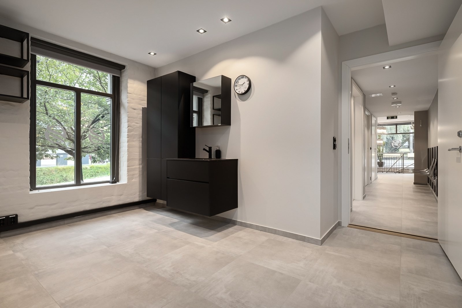 Kontor med utsikt mot Tøyen torg. Høyt over bakken så ikke direkte innsyn for de som går forbi. Alle kontorer har egne vasker, skap og hyller fastmontert. Låsbare dører med egen nøkkel. Galleribilde