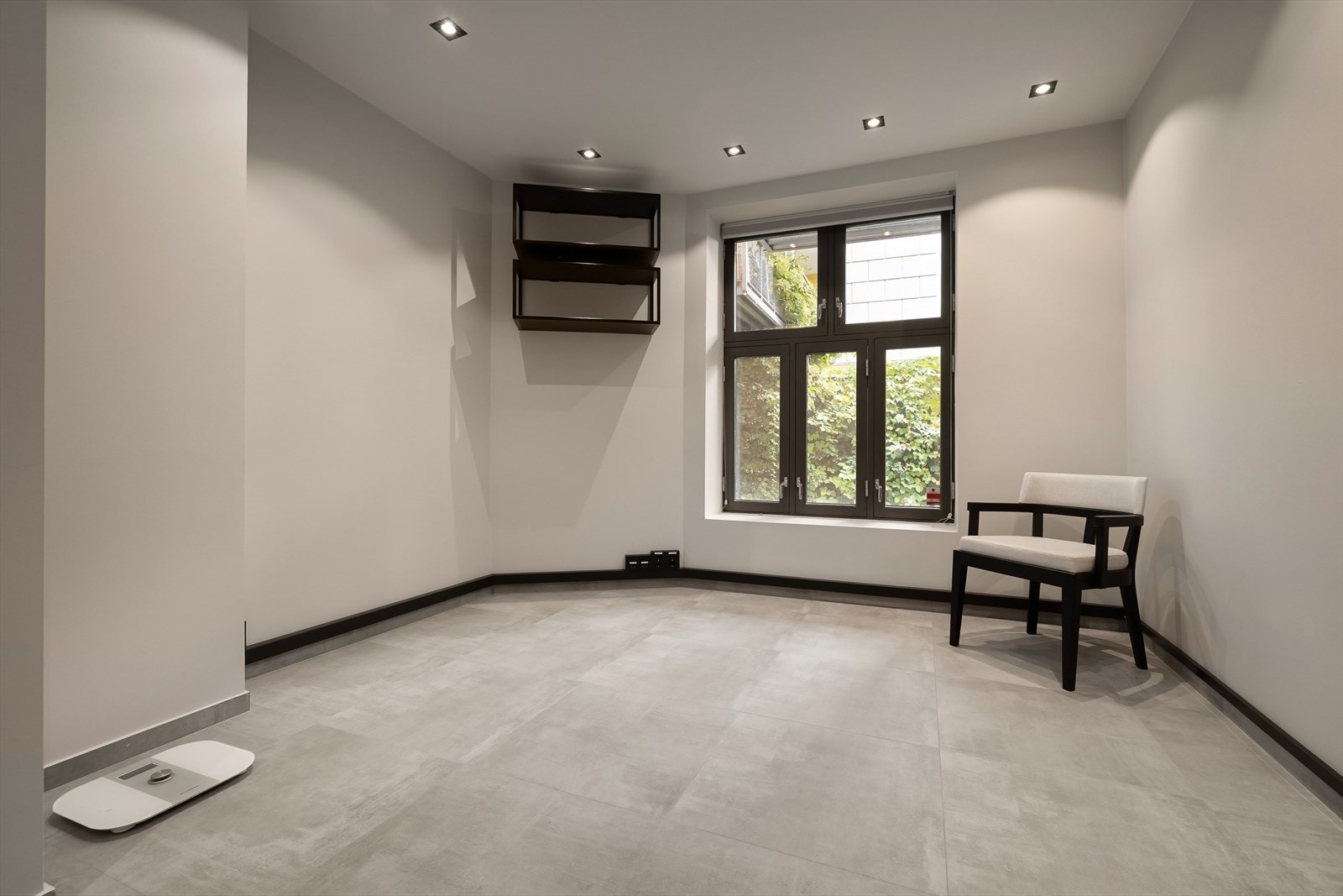 Stort kontor med utsikt mot den rolige bakhagen. Alle kontorer har vask og låsbare dører med egen nøkkel. Galleribilde