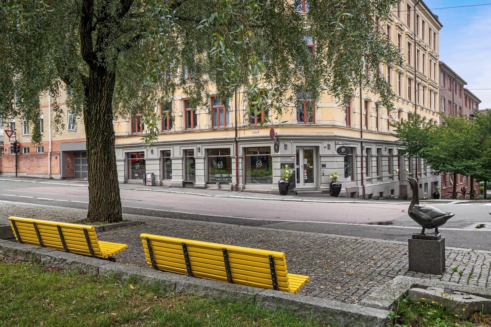 Lokalt som i dag er en legeklinikk ligger veldig sentralt på Tøyen. Store vinduer, lyst og med utsikt til en liten park rett utenfor vinduene. Galleribilde