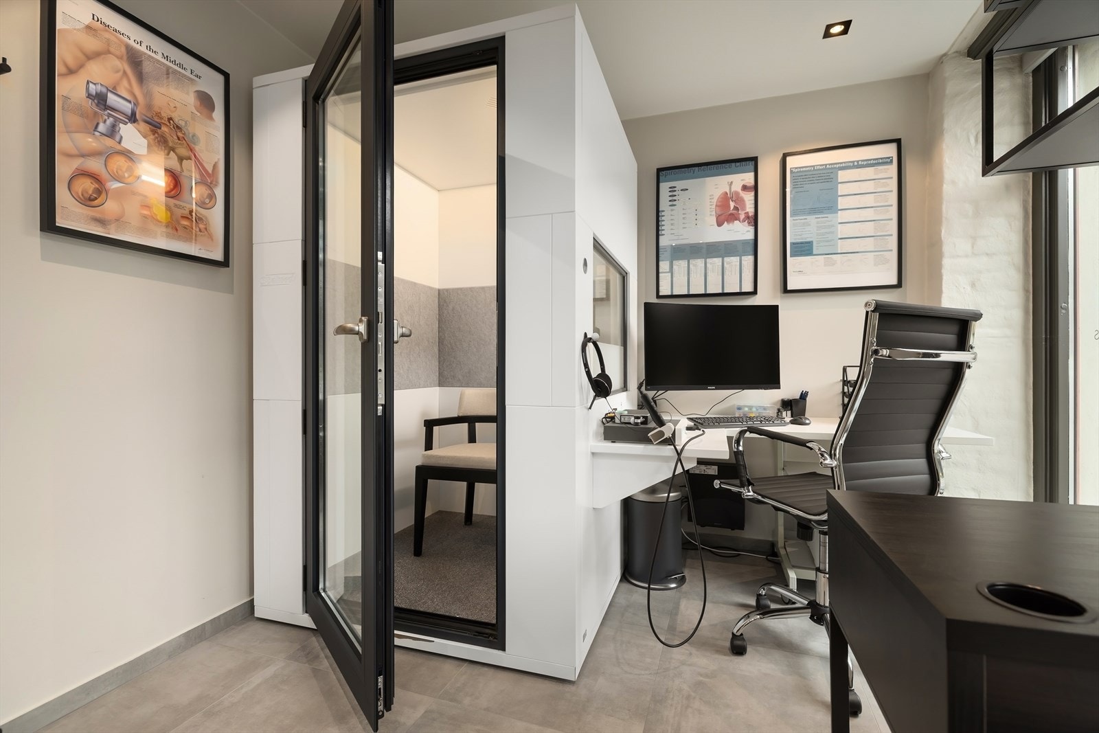 Klinikken har 7 kontorer. I dag er klinikken en moderne øre-nese-hals klinikk der det tas hørseltester på to av kontorene. Disse hørselboksene vil bli demontert og følger ikke med i salget av klinikken. Alle kontorer har vask. Galleribilde