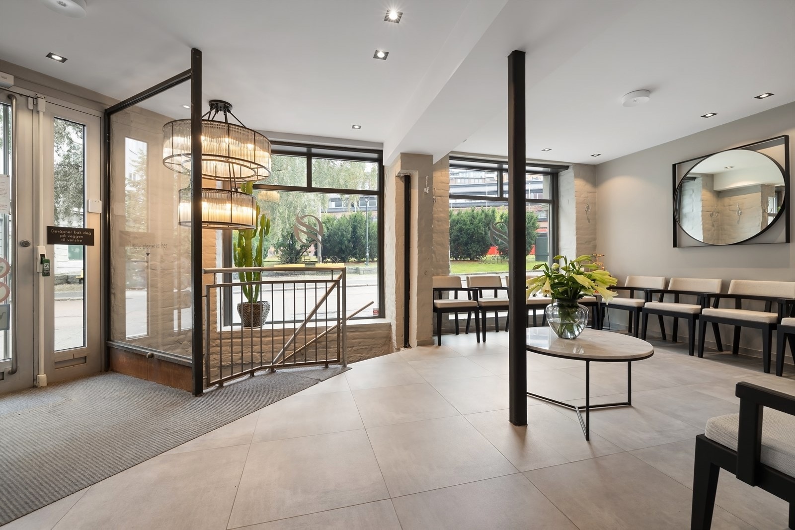 Venterom med utsikt ut mot en liten park. Plass til mange pasienter. Galleribilde