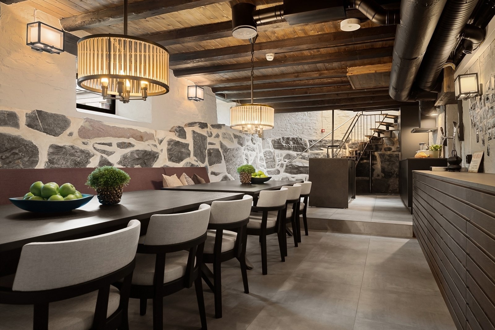 Stort moderne pauserom for alle de ansatte. Plass til mange og tilrettelagt for møter og sammenkomster. Galleribilde