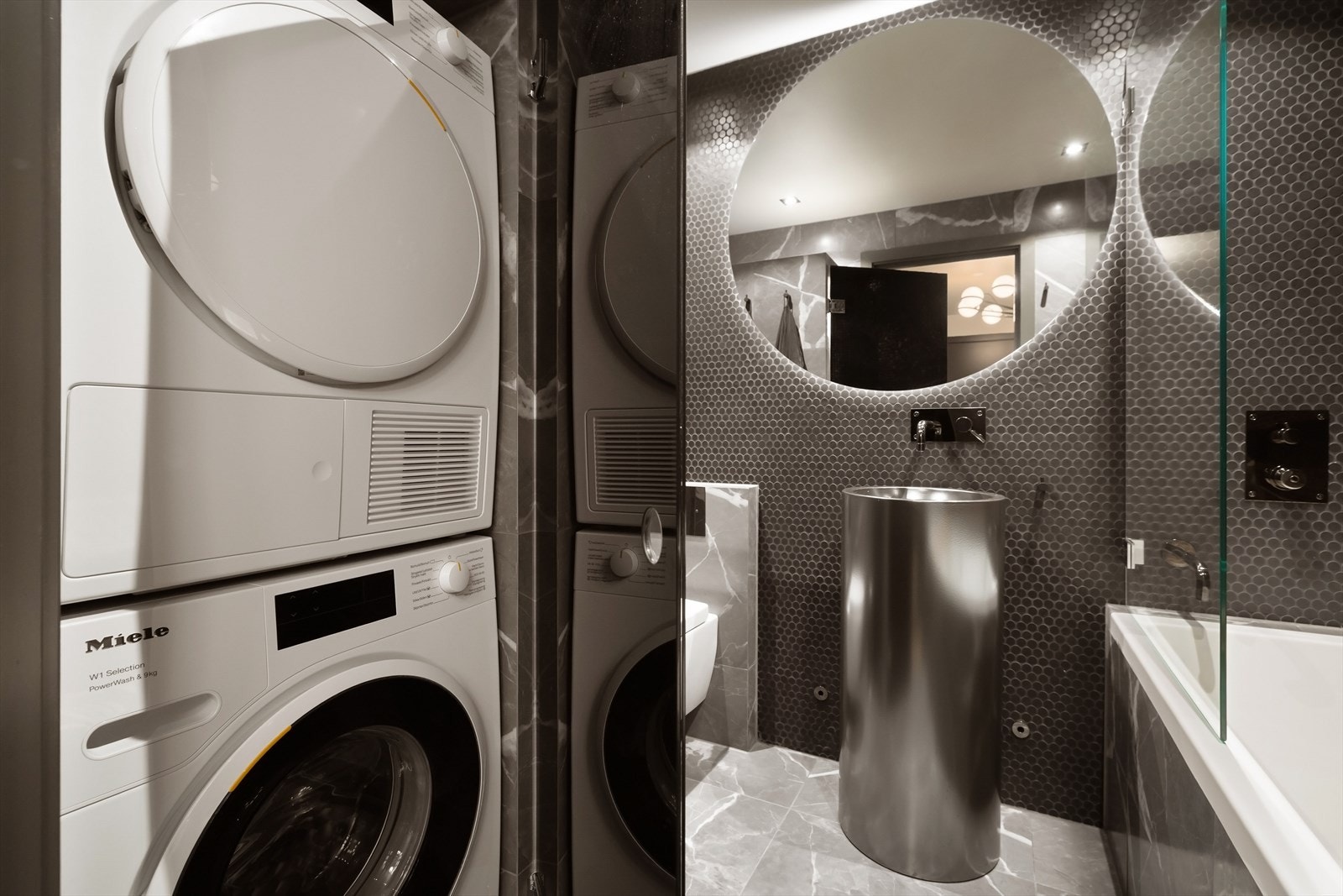 Luksuriøst bad i klinikkens underetasje. Her får man hotellfølelsen! Badekar og eget skap med opplegg til vaskemaskin og tørketrommel. Galleribilde