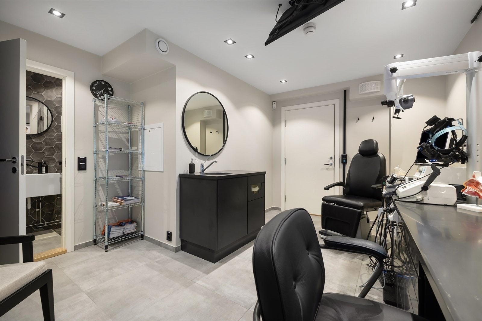 Klinikken har 7 kontorer. Dette er i dag øre-nese-hals legens kontor. Dette kontoret har utsikt mot bakhagen og eget bad med dusj. Alle kontorer har vask. Galleribilde