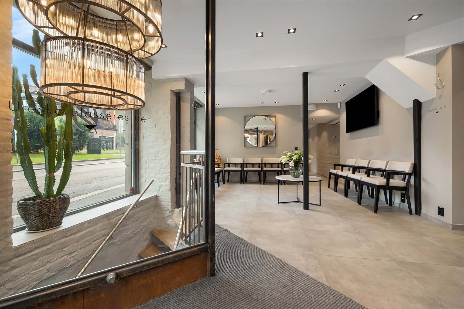 Sjarmerende lokaler sentralt på Tøyen. Her er noe av de gamle forsøkt bevart, samtidig som det i dag er en topp moderne legeklinikk. Galleribilde