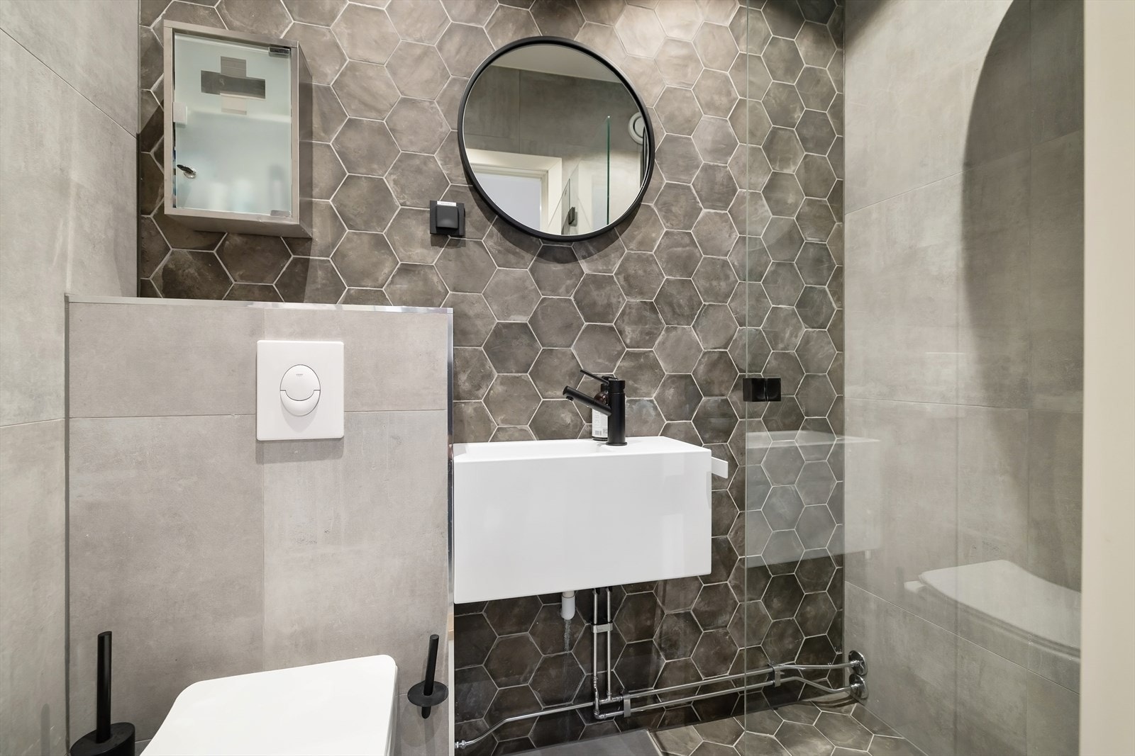 Det ene legekontoret har eget bad med dusj. Galleribilde