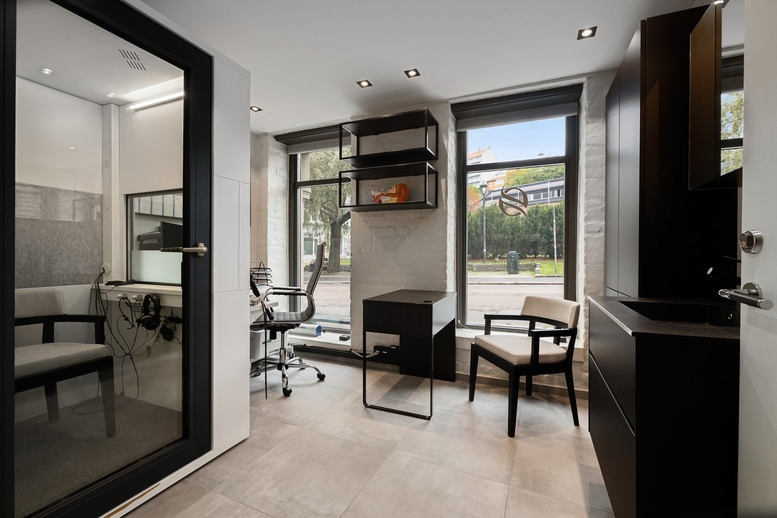 Klinikken har 7 kontorer. I dag er klinikken en moderne øre-nese-hals klinikk der det tas hørseltester på to av kontorene. Disse hørselboksene vil bli demontert og følger ikke med i salget av klinikken. Alle kontorer har vask. Galleribilde