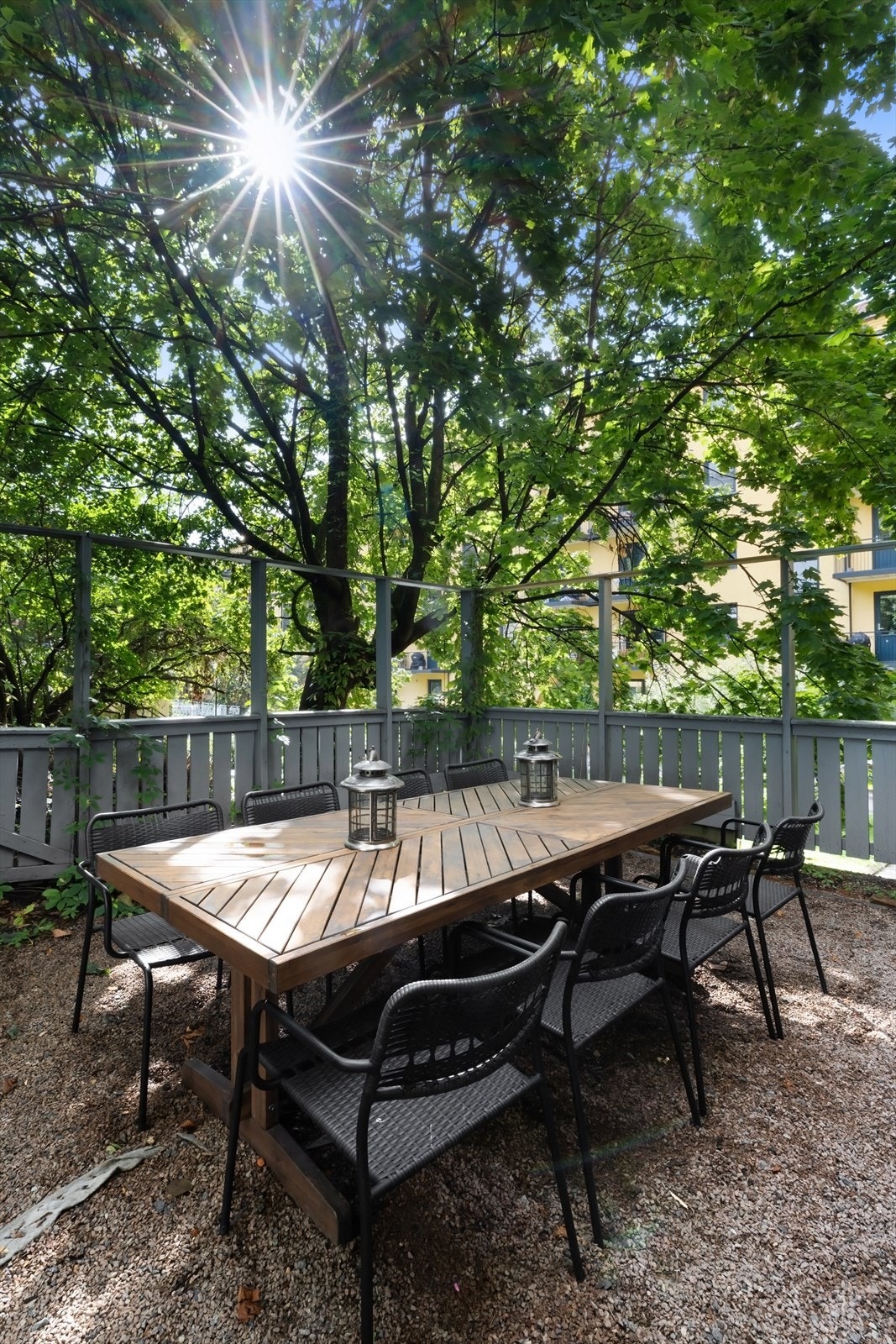 I bakgården er det også spiseplass som man deler med blokkens øvrige beboere. På fine dager er det deilig å spise lunsjen ute her. Galleribilde