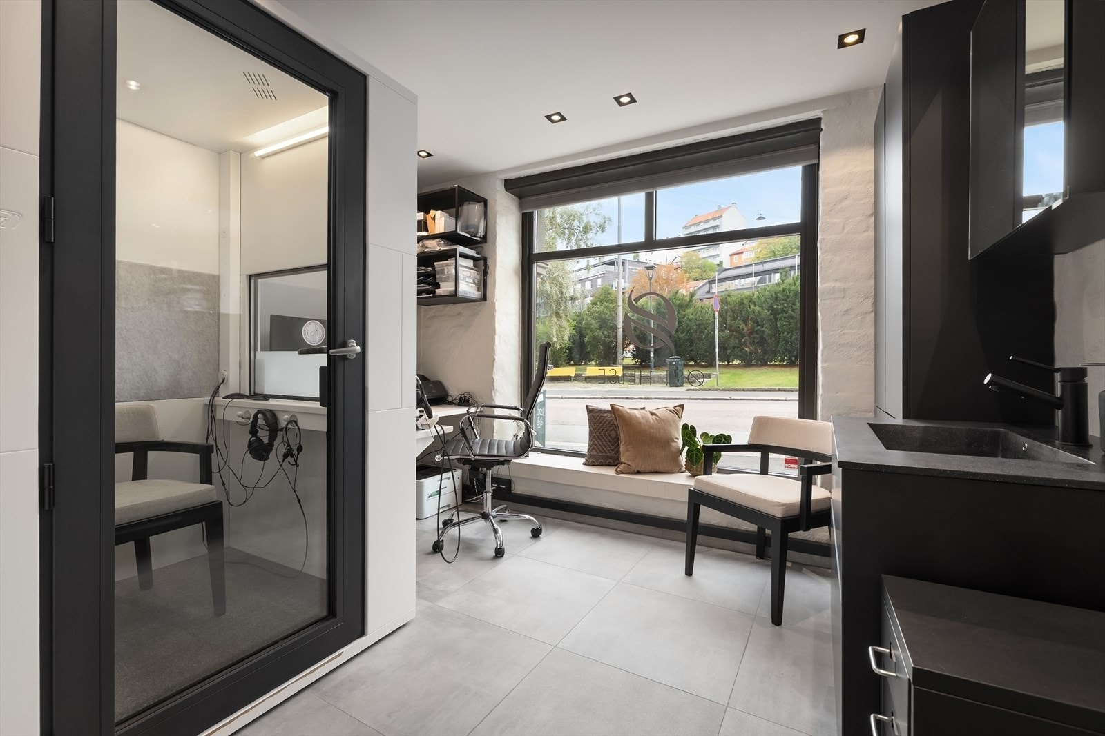 Klinikken har 7 kontorer. I dag er klinikken en moderne øre-nese-hals klinikk der det tas hørseltester på to av kontorene. Disse hørselboksene vil bli demontert og følger ikke med i salget av klinikken. Galleribilde