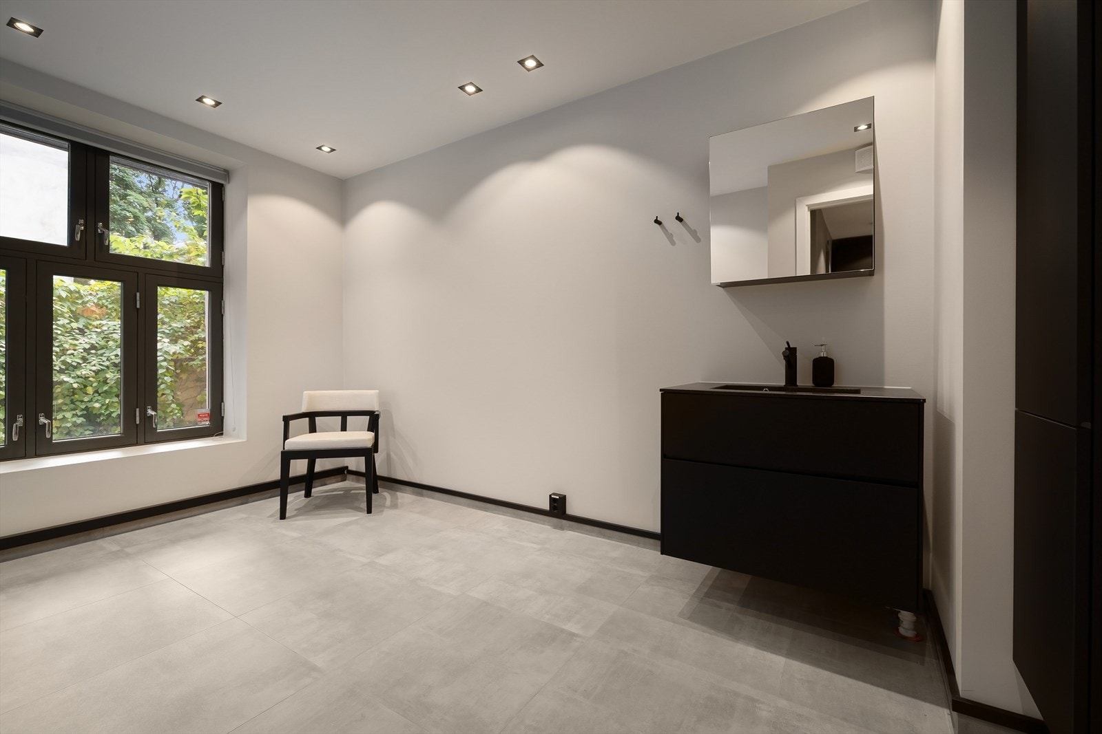 Stort kontor med utsikt mot den rolige bakhagen. Alle kontorer har vask og låsbare dører med egen nøkkel. Galleribilde