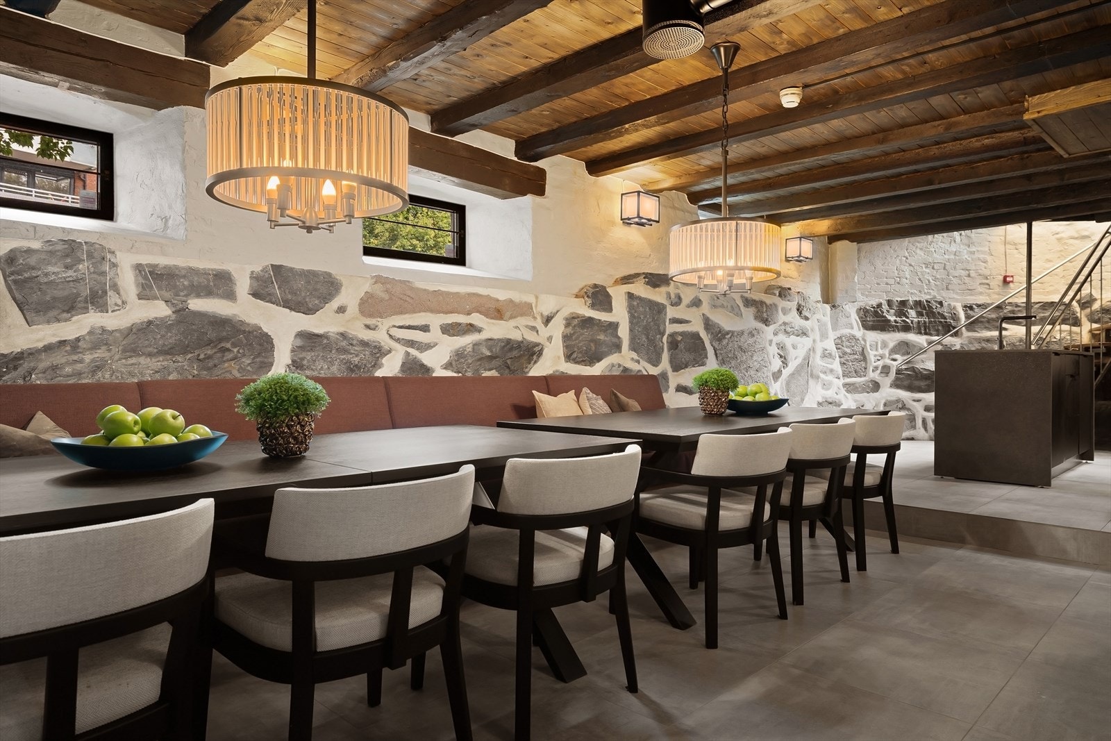 Klinikken har et fantastisk koselig pauserom der alle de ansatte samles til lunsj. Kjøkkenet er moderne og godt usyrt for å lage deilige matretter. Her samles også de ansatte til foredrag og sammenkomster hvis noen skal feires. Galleribilde