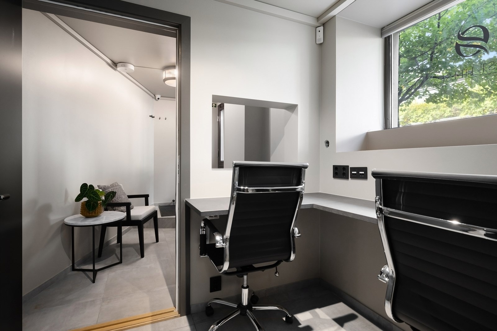 I underetasjen er det en egen inngangsdør ut mot veien. Her er det laget et lite venterom og resepsjon. I resepsjonsrommet er det også satt inn et lite kjøkken med hvitevarer fra Gaggenau, ovn, kjøleskap og kaffemaskin. Galleribilde