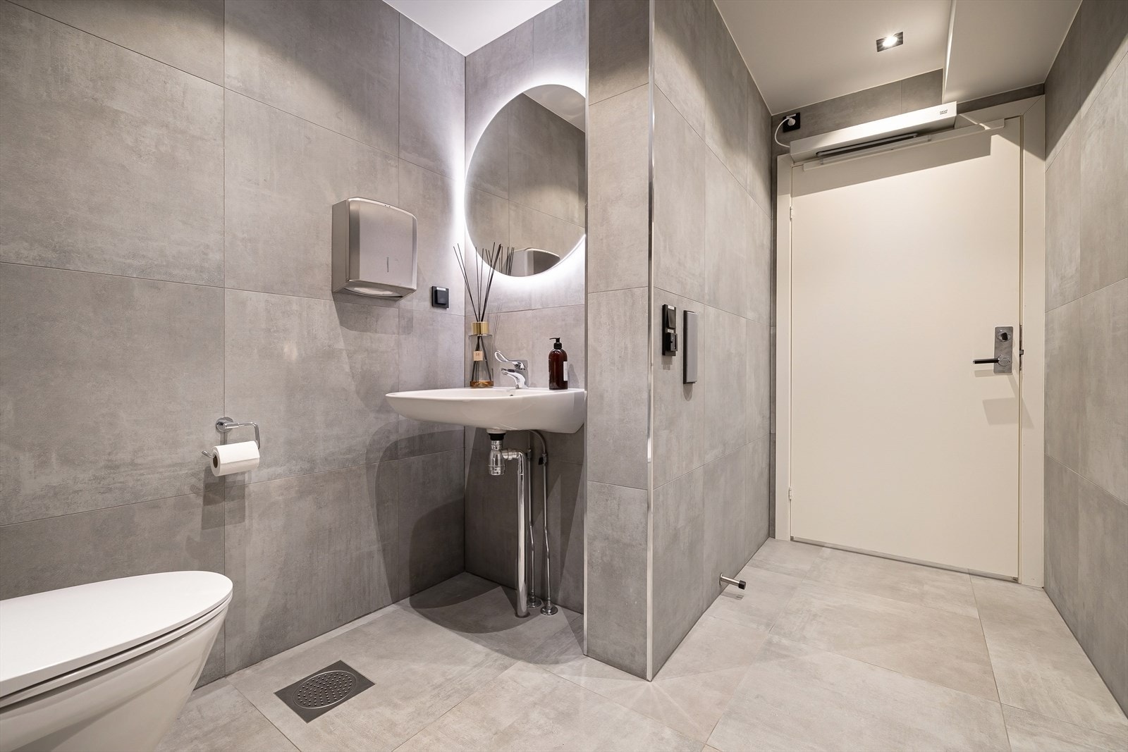 Rett ved venterommet er det et stort HC-toalett for pasienter. Designet for rullestolbrukere med vask. Galleribilde