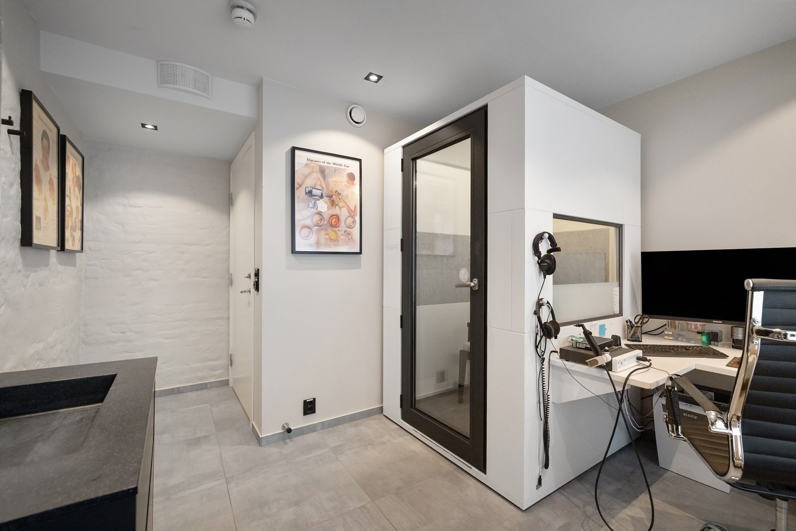 Klinikken har 7 kontorer. I dag er klinikken en moderne øre-nese-hals klinikk der det tas hørseltester på to av kontorene. Disse hørselboksene vil bli demontert og følger ikke med i salget av klinikken. Alle kontorer har vask. Galleribilde