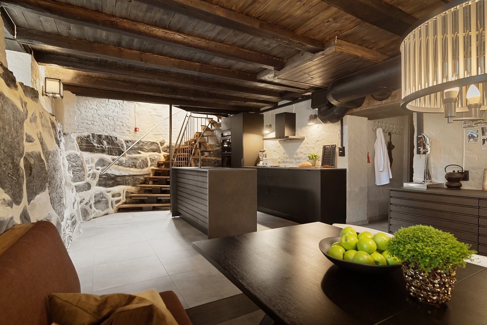 Kjøkkenet fra Kvik har masse oppbevaringsplass. Har er det to oppvaskmaskiner under benken. Stort kjøleskap, eget fryseskap, komfyr og Miele kaffemaskin som alle de ansatte benytter flittig i løpet av arbeidsdagen. Galleribilde