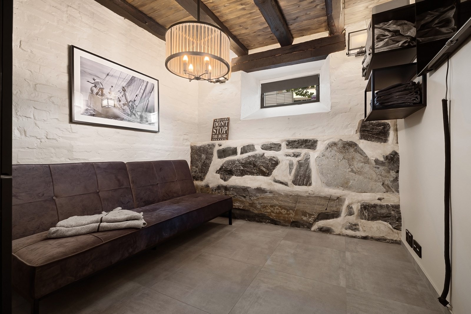 Et rom ved siden av pauserommet er gjort om til omkledningsrom for de ansatte. Galleribilde