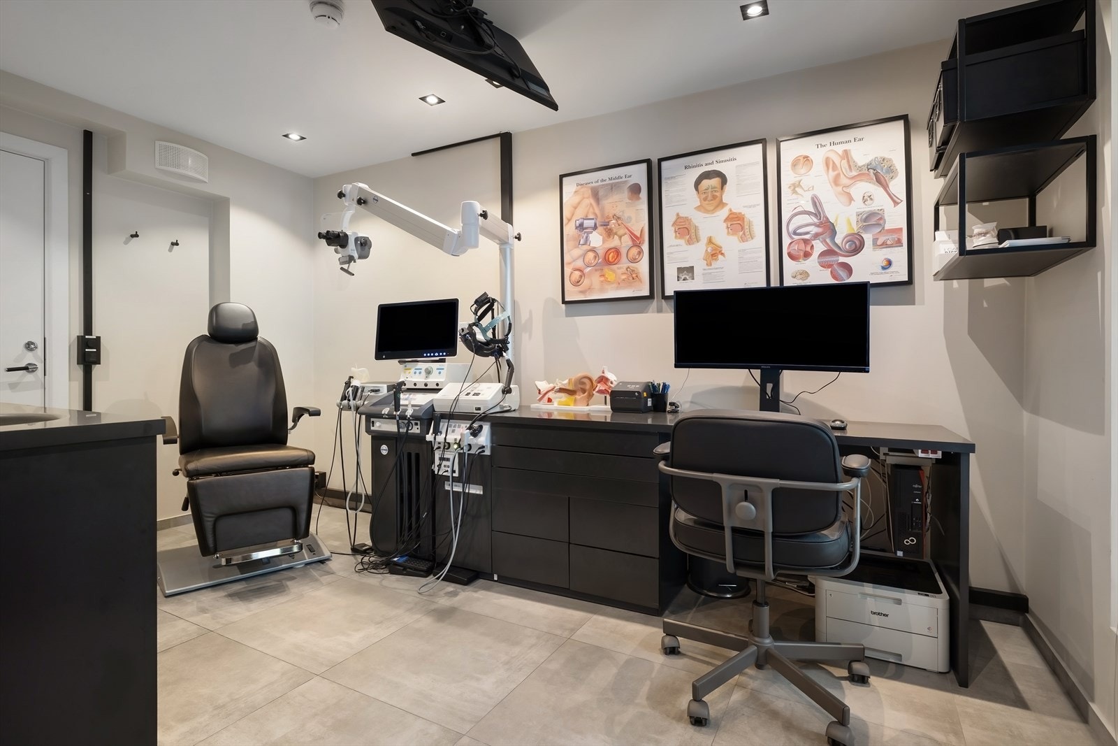 Klinikken har 7 kontorer. Dette er i dag øre-nese-hals legens kontor. Dette kontoret har utsikt mot bakhagen og eget bad med dusj. Alle kontorer har vask. Galleribilde