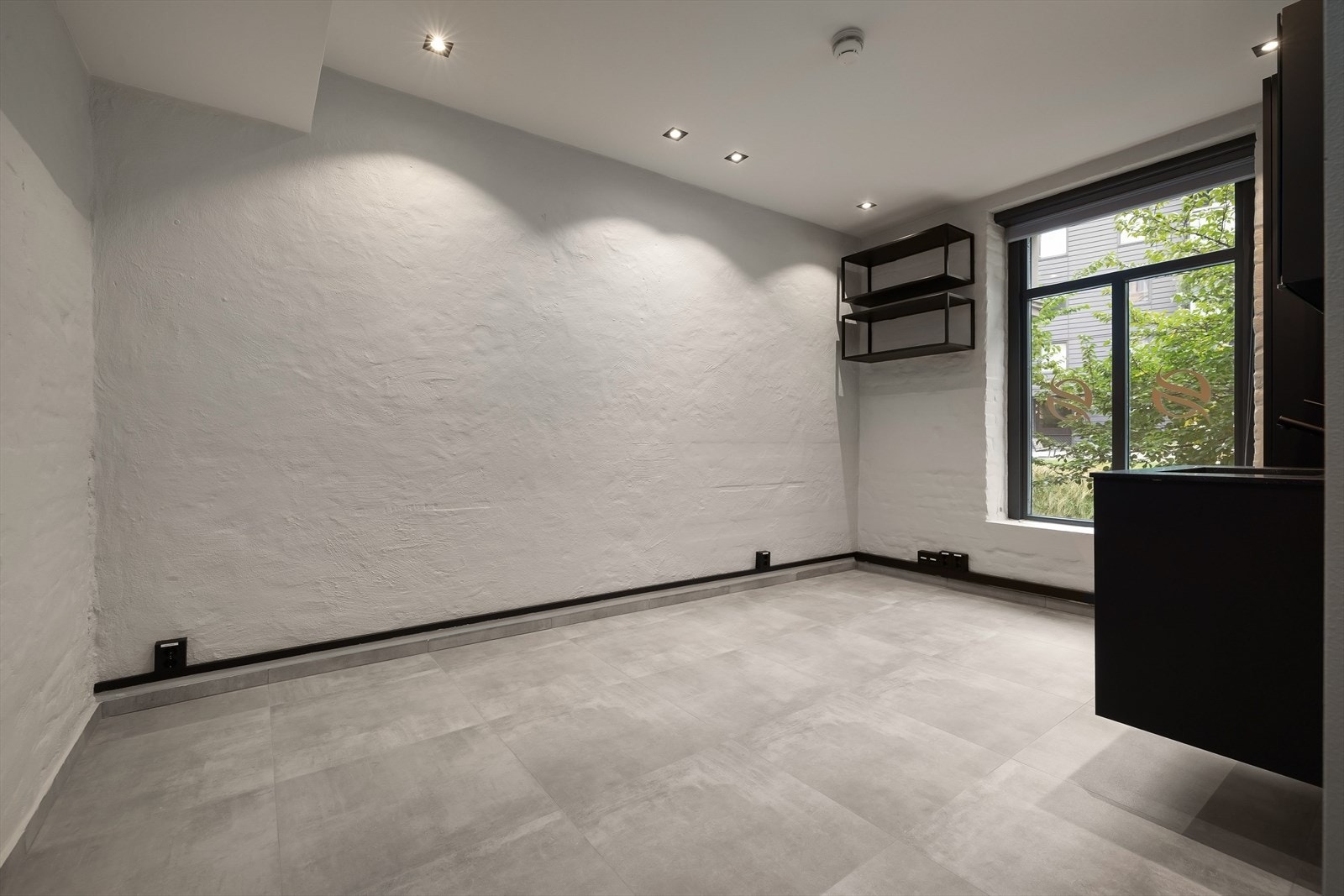 Kontor med utsikt mot Tøyen torg. Høyt over bakken så ikke direkte innsyn for de som går forbi. Alle kontorer har egne vasker, skap og hyller fastmontert. Låsbare dører med egen nøkkel. Galleribilde