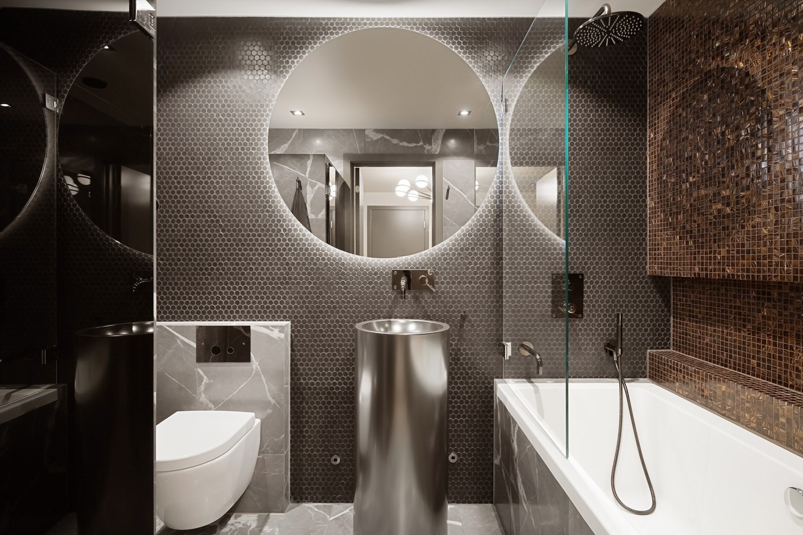 Bad i underetasjen med badekar og opplegg for vaskemaskin og tørketrommel. Her får du hotellfølelsen selv på jobb. Galleribilde