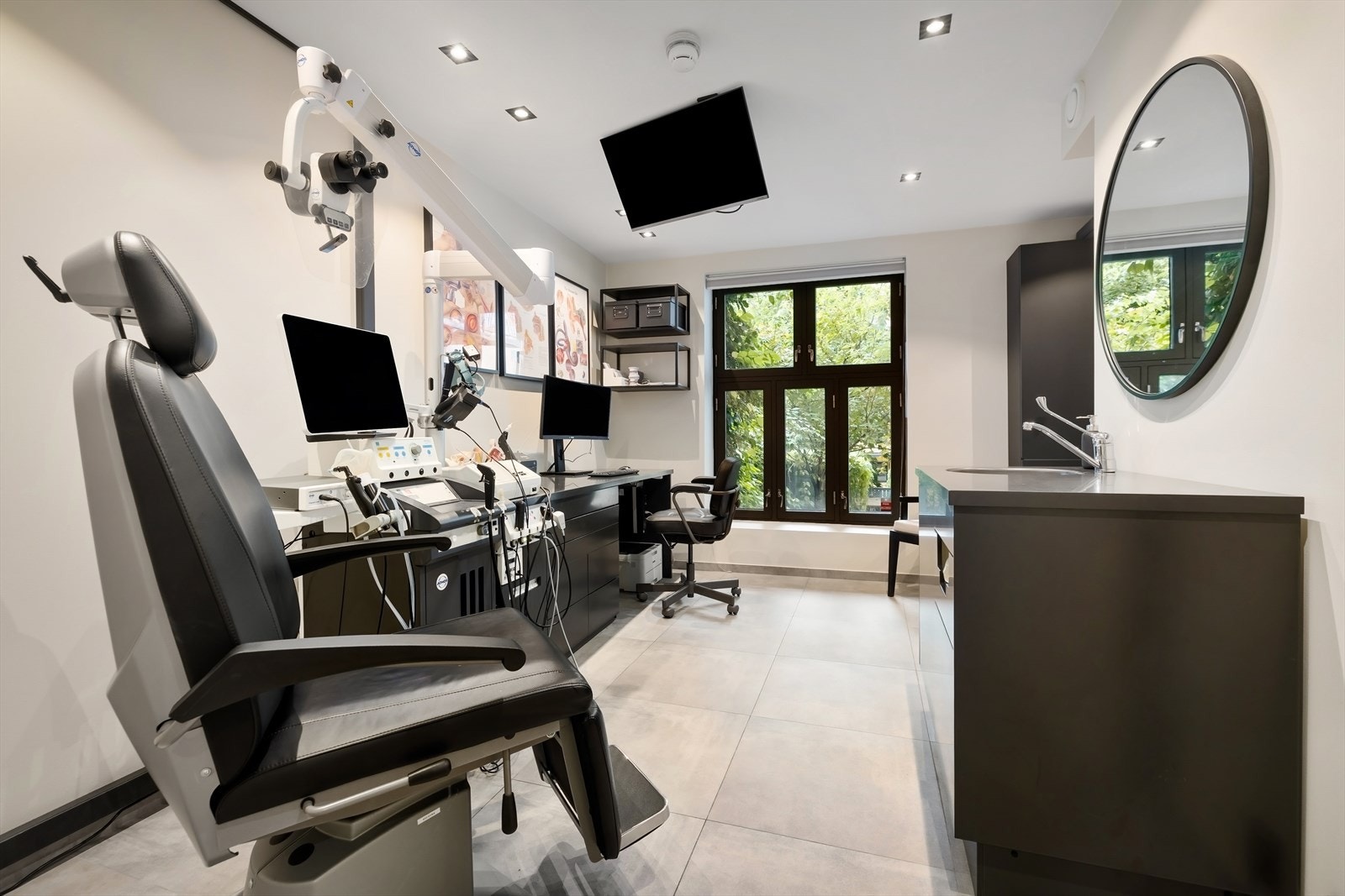 Lokalet er i dag en topp moderne øre-nese-hals klinikk med 7 kontorer. Dette hovedkontoret har eget bad med dusj. Galleribilde