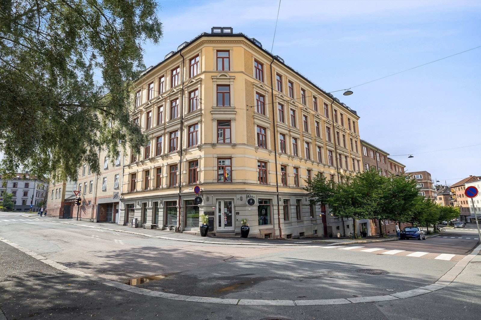 Lyse lokaler over to etasjer på sentrale Tøyen, få meter unna t-banen. Galleribilde