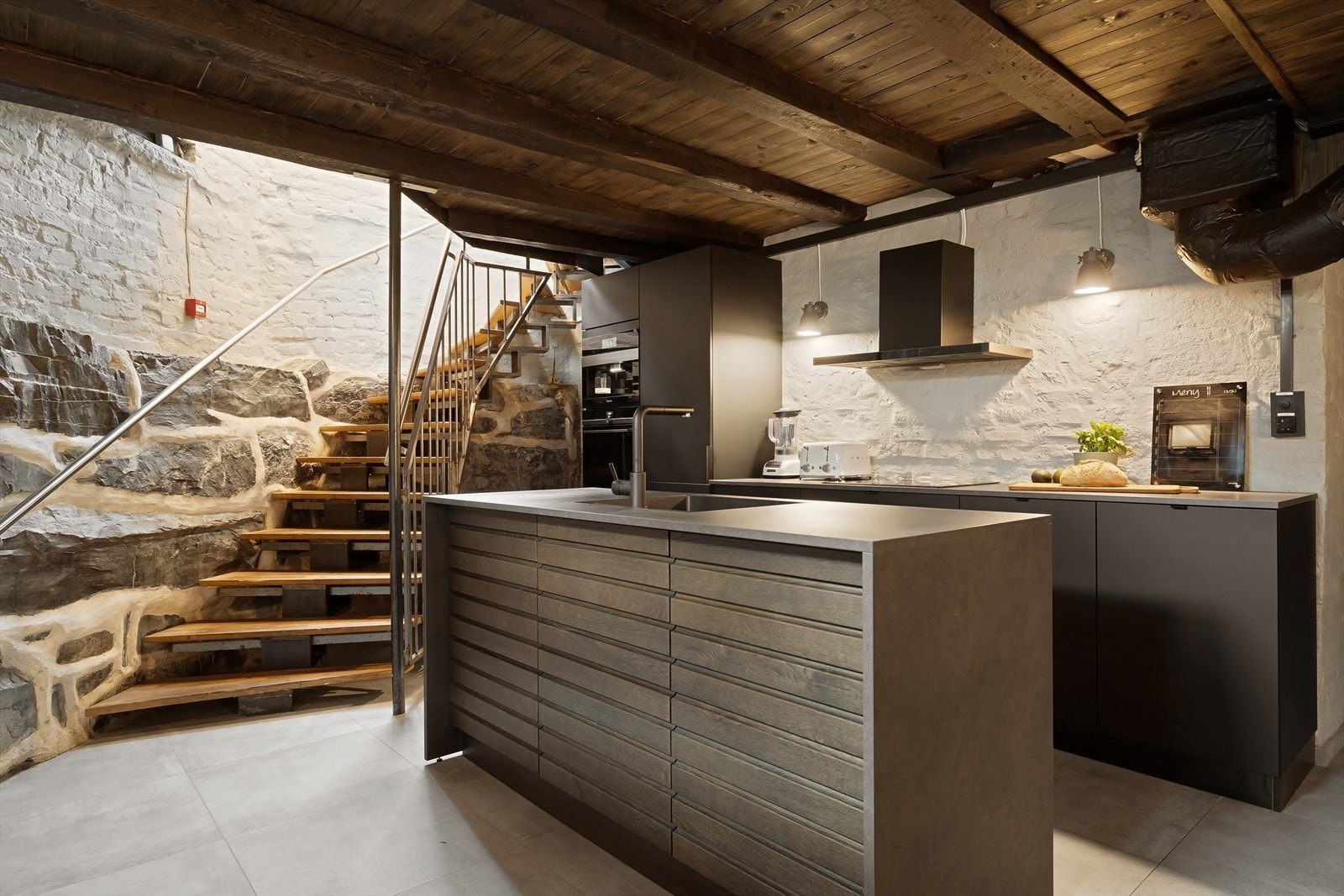 På de ansattes pauserom er det et stort moderne kjøkken fra Kvik. Her er det to oppvaskmaskiner, stort kjøleskap, eget fryseskap, ovn og veldig populær Miele kaffemaskin. Galleribilde