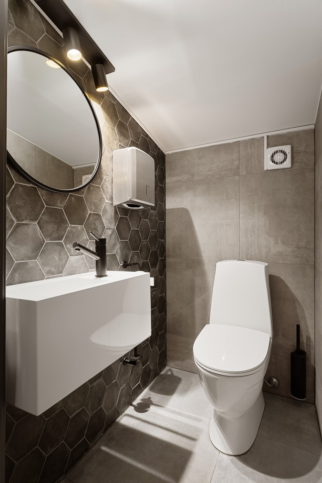 I underetasjen er det to toaletter for de ansatte. Galleribilde