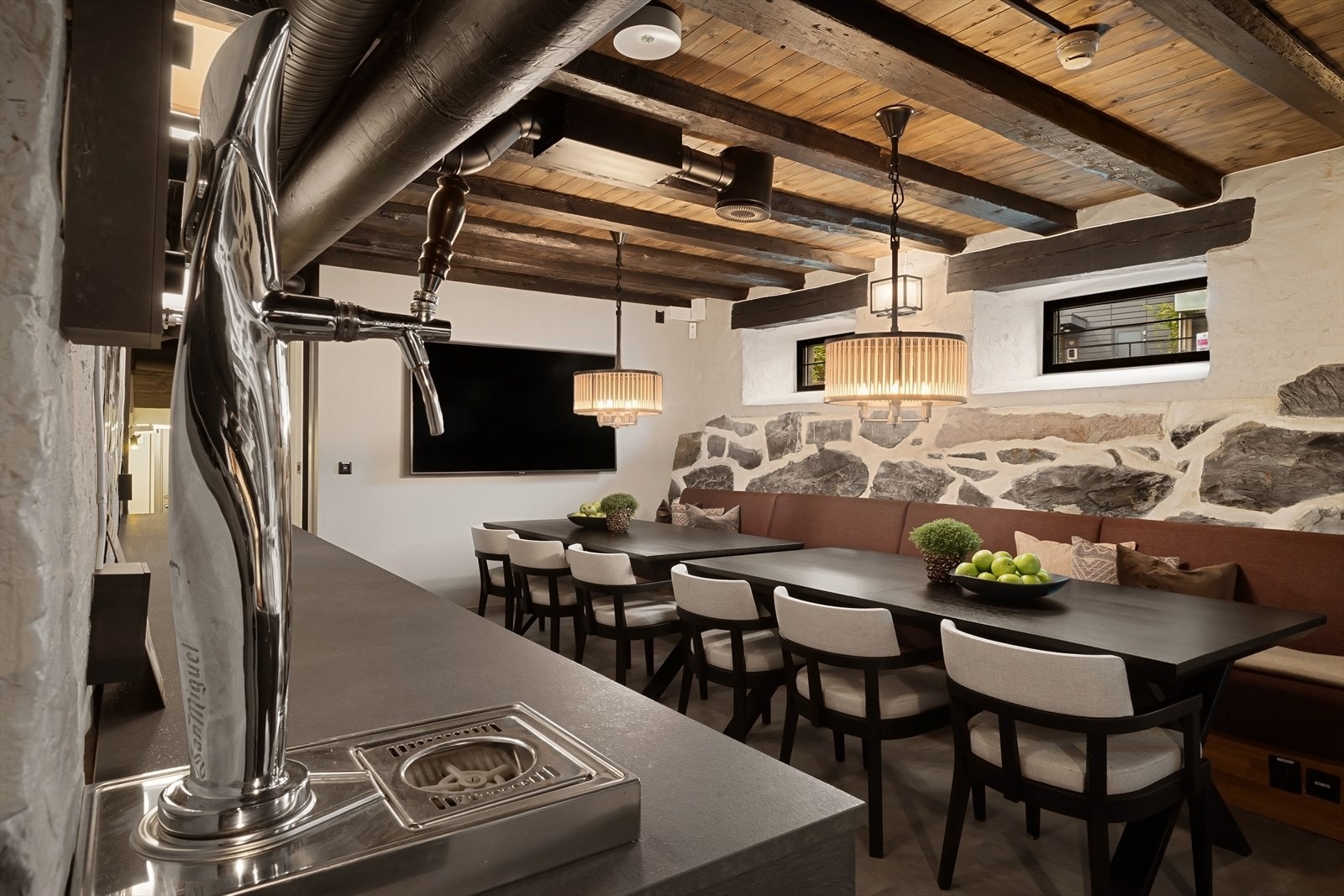 Klinikken var opprinnelig en restaurant for mange år siden. Tappekranen fra den gamle restauranten står igjen på pauserommet som et minne. Galleribilde