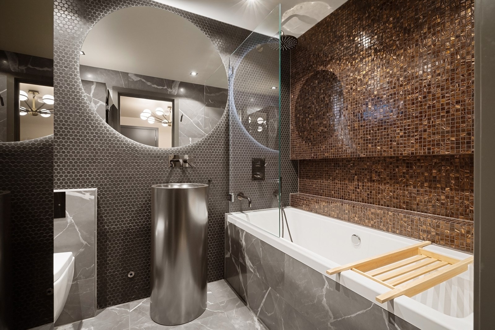 Luksuriøst bad i klinikkens underetasje. Her får man hotellfølelsen! Badekar og eget skap med opplegg til vaskemaskin og tørketrommel. Galleribilde