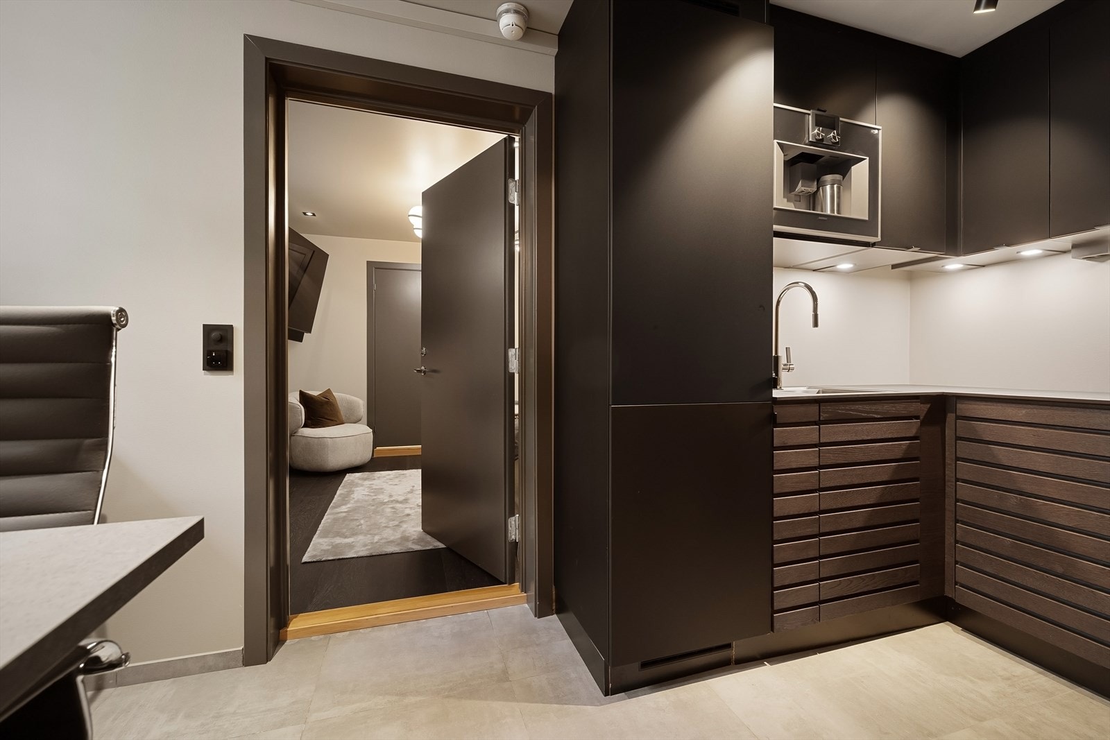 Fra resepsjonen/kjøkkenet går man inn til det som i dag er et hvilerom. Dette rommet er opprinnelig tegnet inn som behandlingsrom og kan lett gjøres om til det igjen ved å fjerne sengen som står der nå. Galleribilde