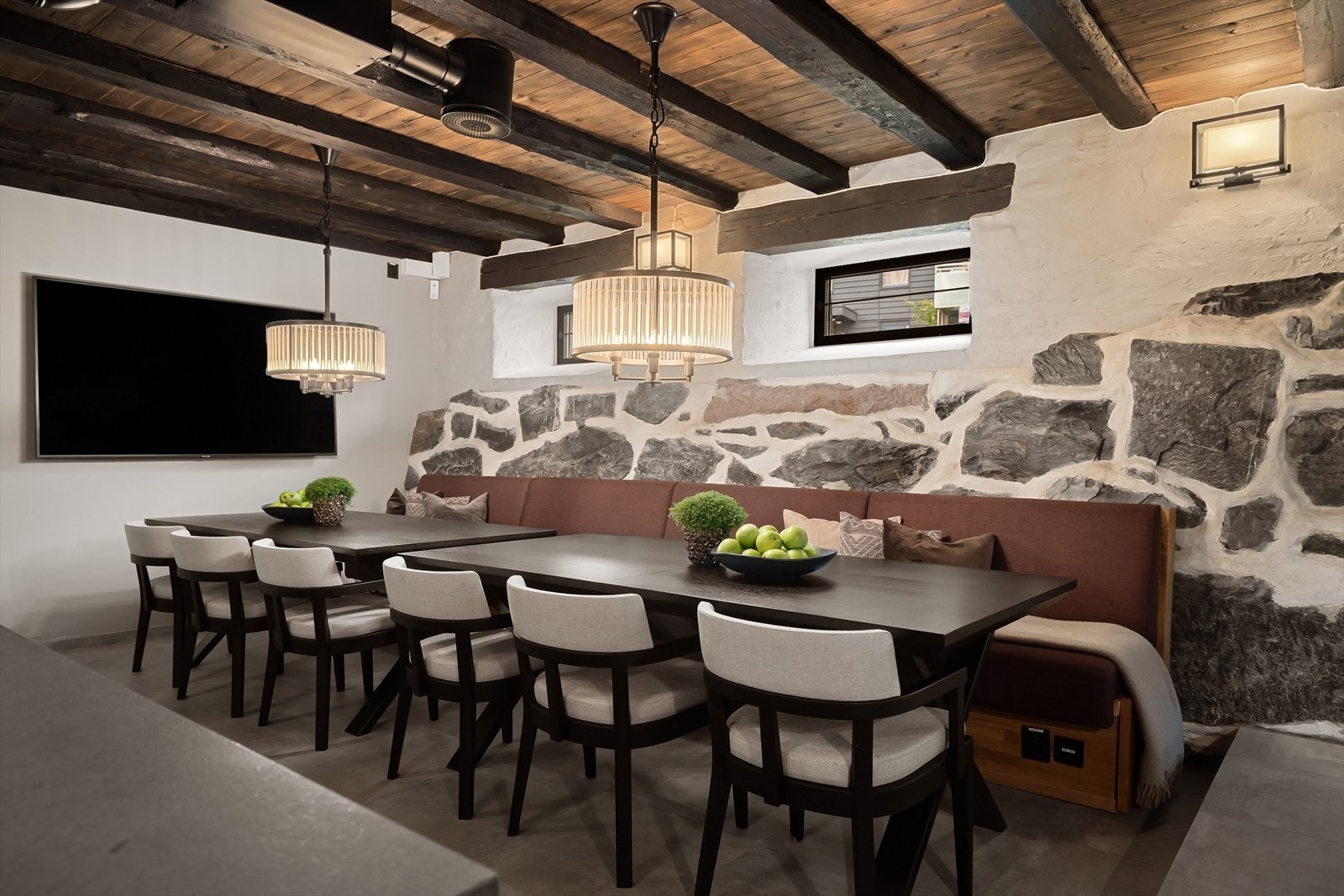 På pauserommet er det installert en stor tv. Her har de ofte foredragsholdere innom som har kurs for de ansatte på klinikken. Galleribilde