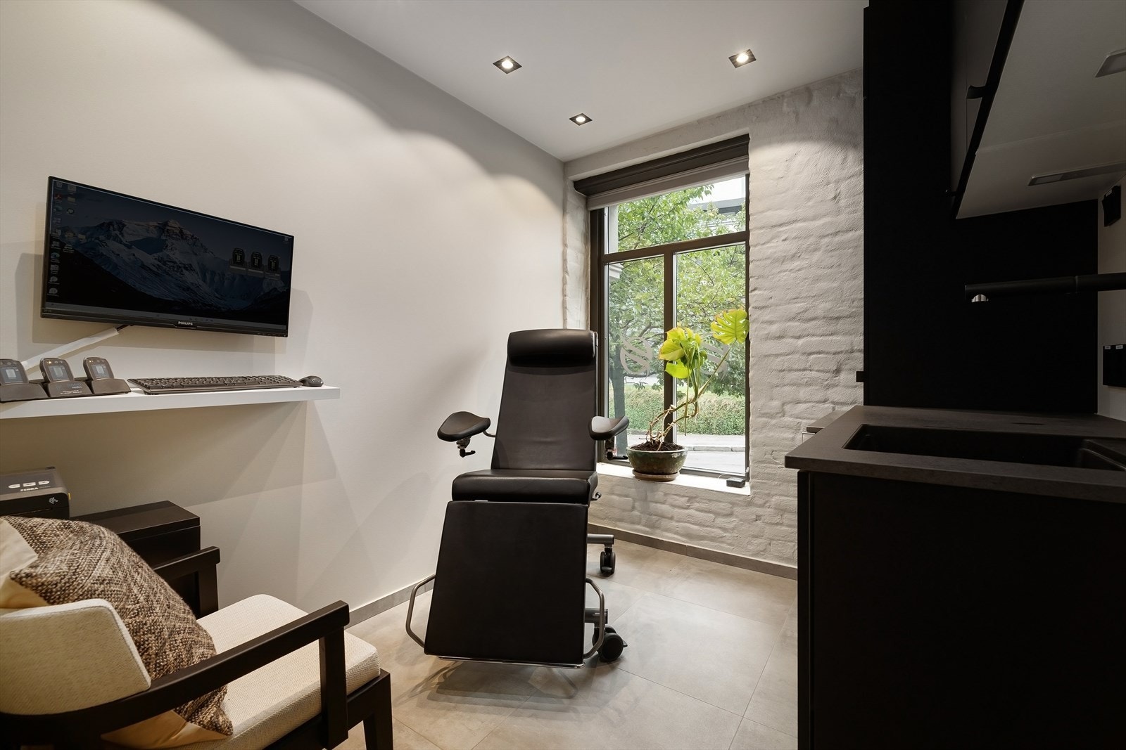 Rett bak resepsjonen er klinikkens lab. Her foregår prøvetakning av pasienter. På laben er det vaskemaskin for vask av utstyr og kjøleskap for medisinsk utsyr som må stå kjølig. Galleribilde