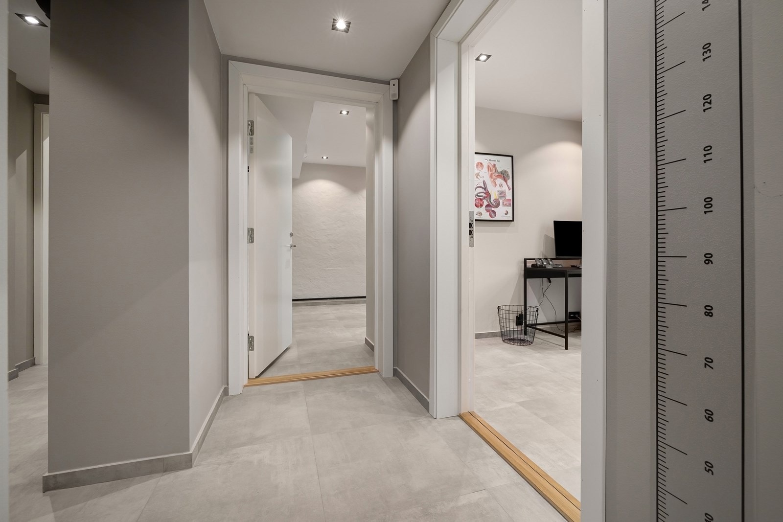 Klinikken har 7 kontorer. Alle kontorer har egne vasker. Her er gangen fra resepsjonen til tre av kontorene. Galleribilde