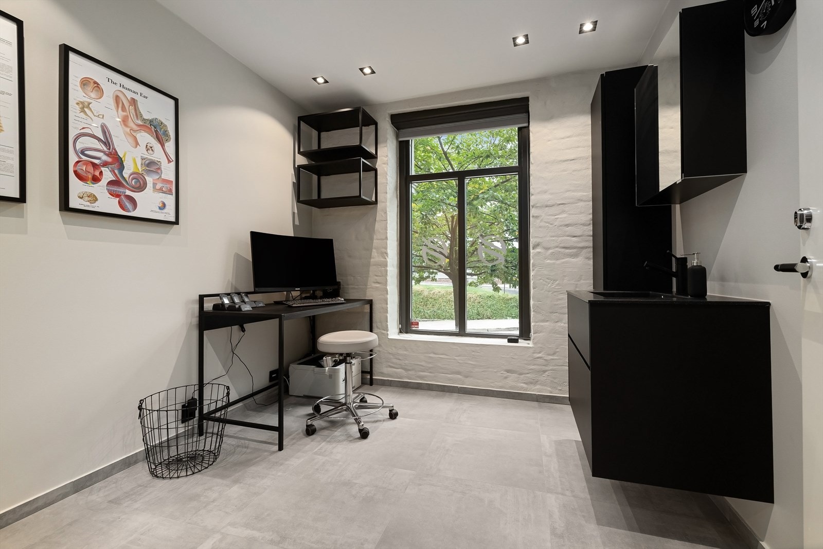 Kontor med utsikt mot Tøyen torg. Høyt over bakken så ikke direkte innsyn for de som går forbi. Alle kontorer har egne vasker, skap og hyller fastmontert. Låsbare dører med egen nøkkel. Galleribilde