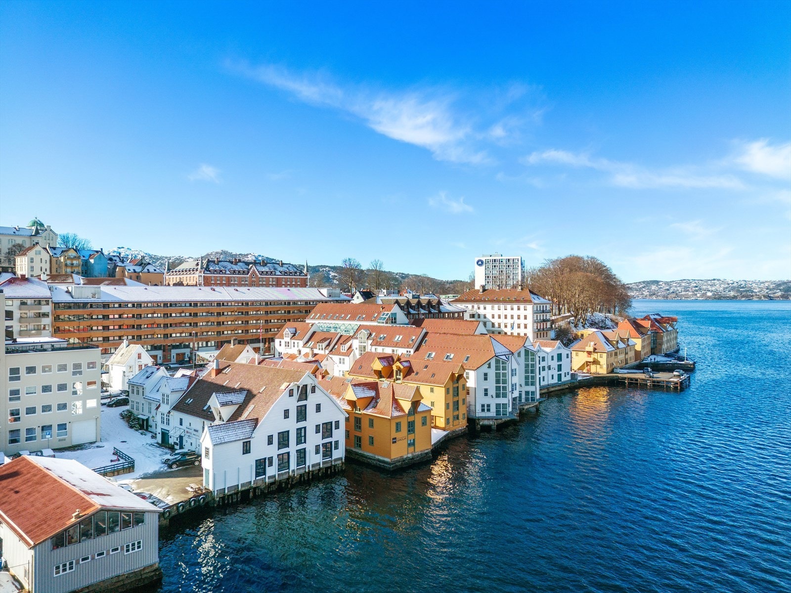 Hellandsgården 2 beliggende helt i vannkanten Galleribilde