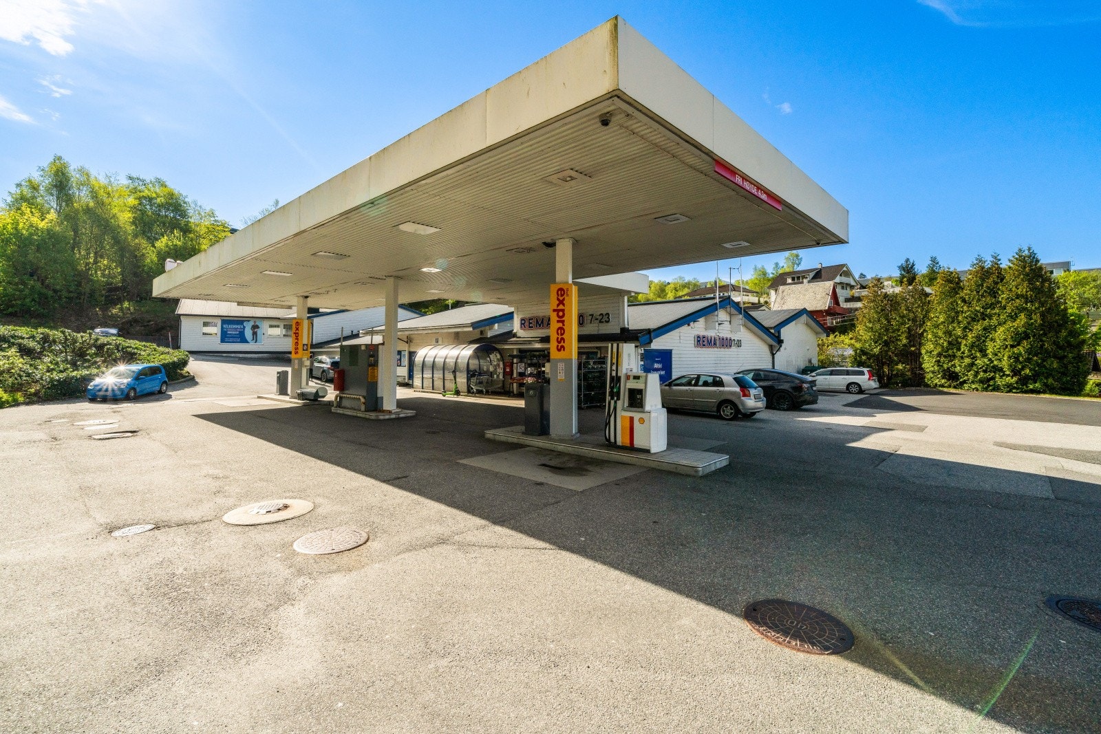 Bensinpumpeanalegg medfølger ikke. Utstyret tilhører bortfester. Galleribilde