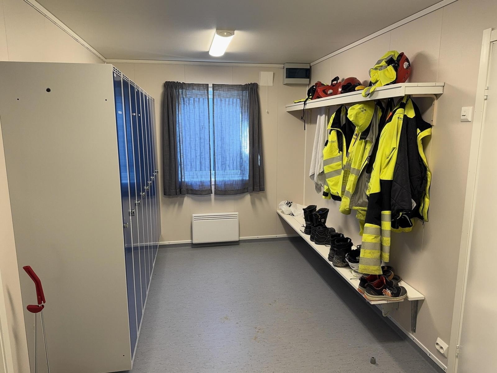 Garderobe. Galleribilde