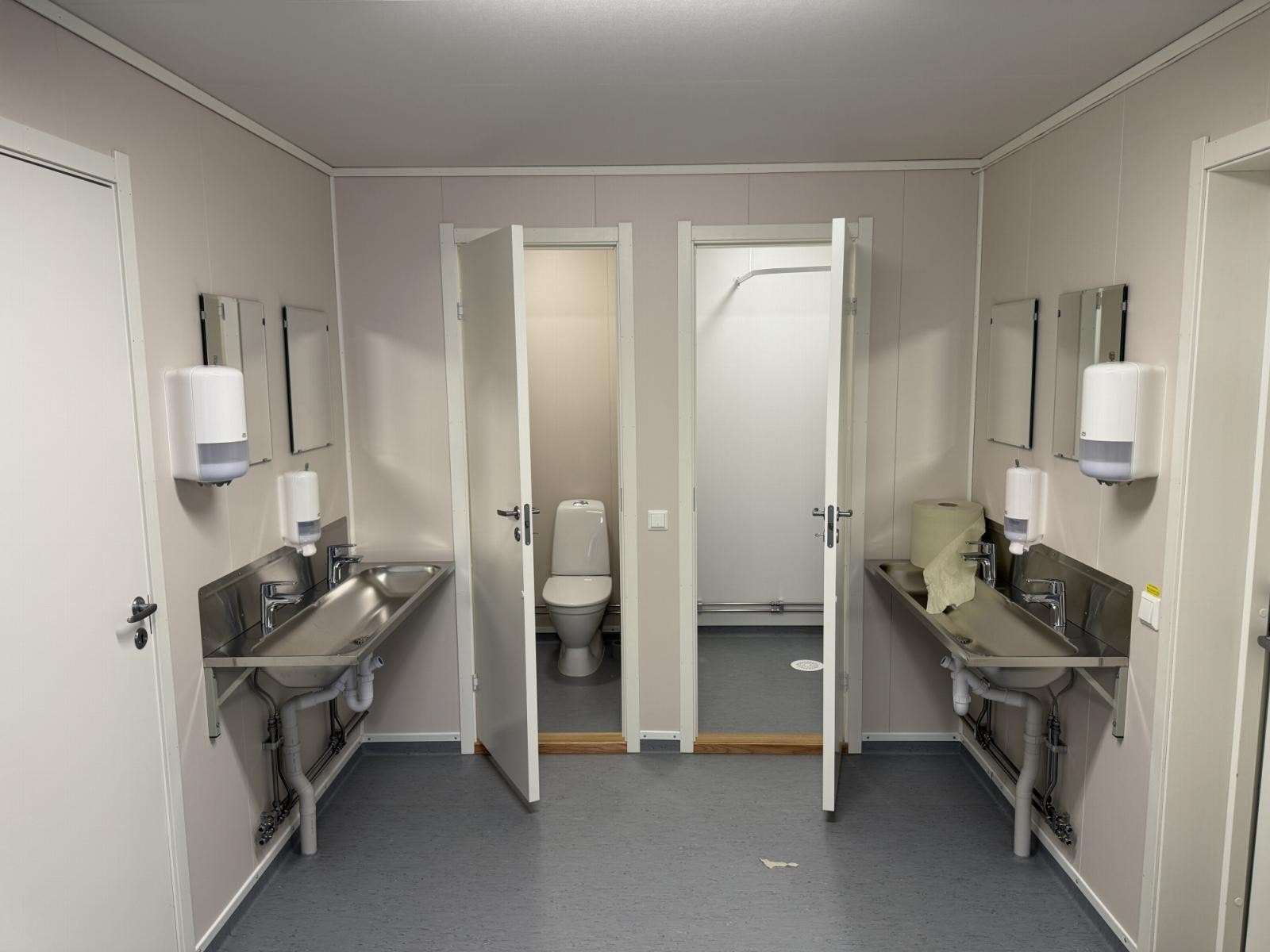 Toaletter/dusj i garderobe. Galleribilde