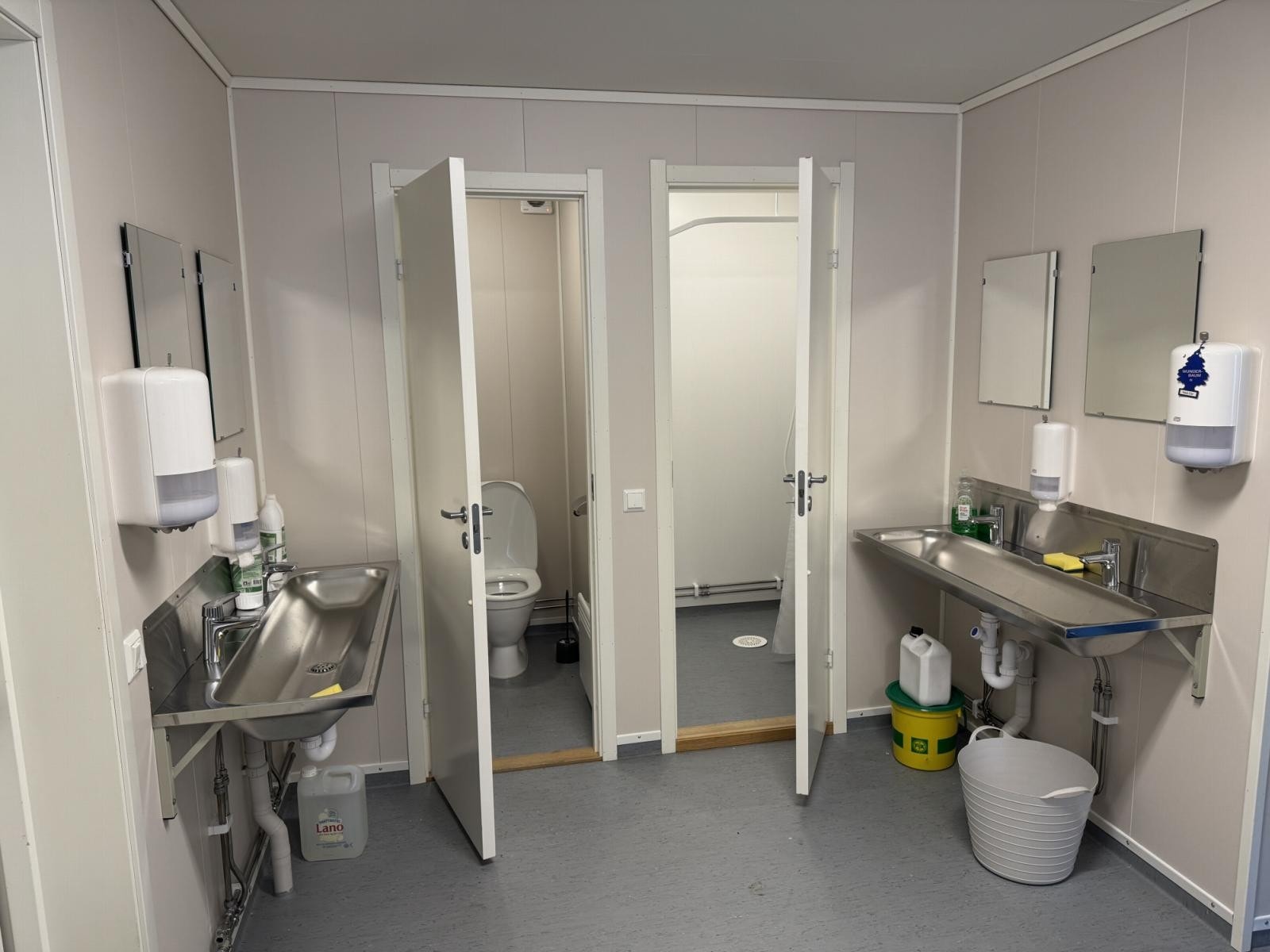 Toalett og dusj garderobe. Galleribilde