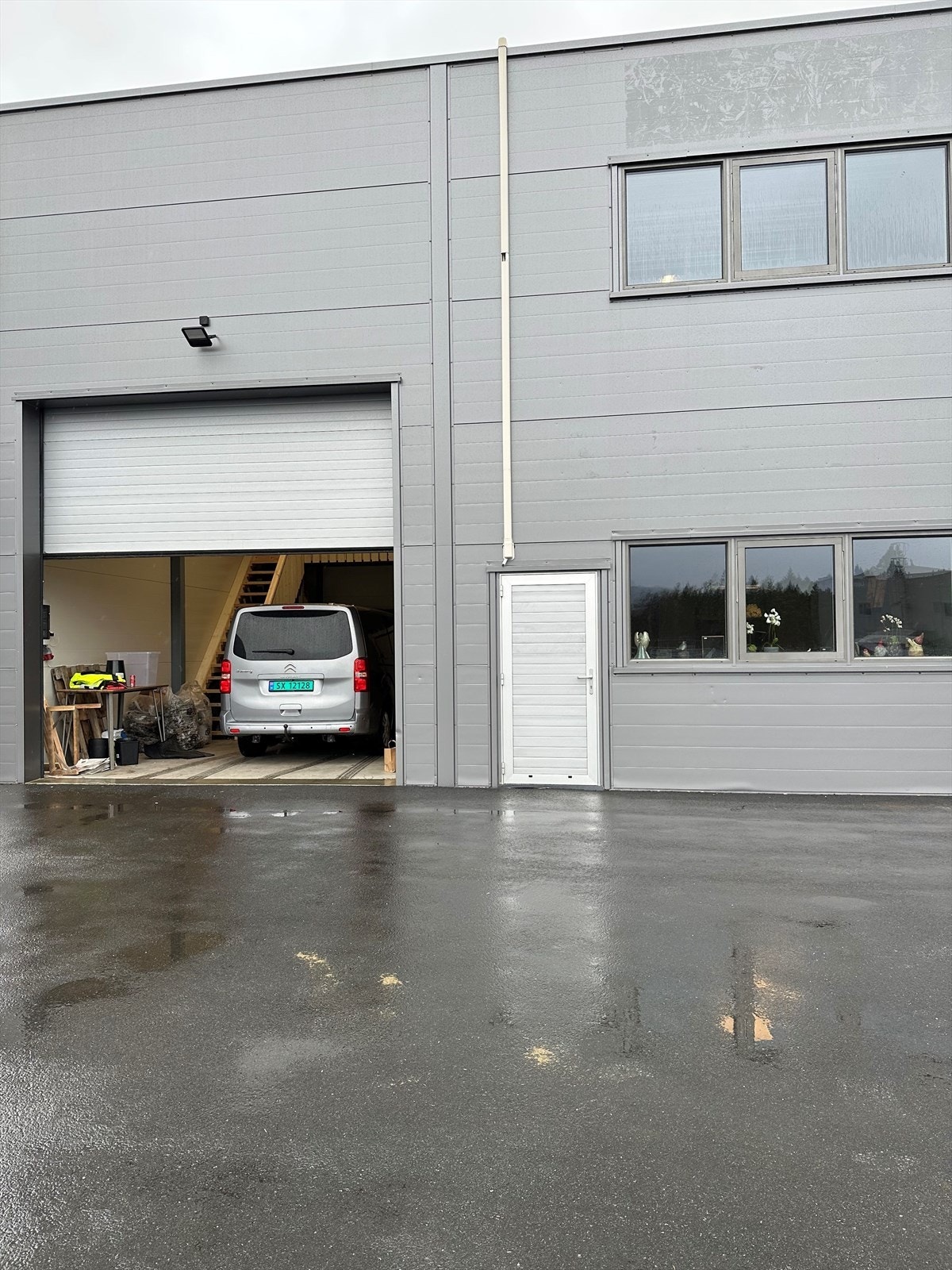 Rosslandsvegen 378, lagerseksjon med kontor, kjøkken og mesanin - Jonathan U. Næsse Eiendomsmegler 1 (selgers egne bilder er brukt i annonsen) Galleribilde