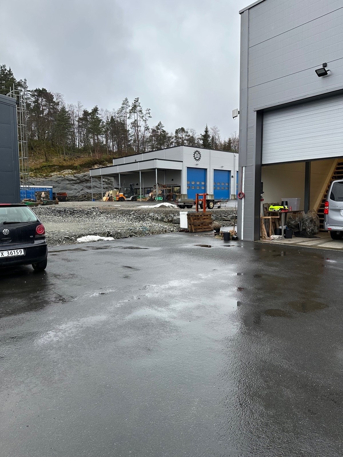 Asfalterte uteareal og adkomstvei Galleribilde