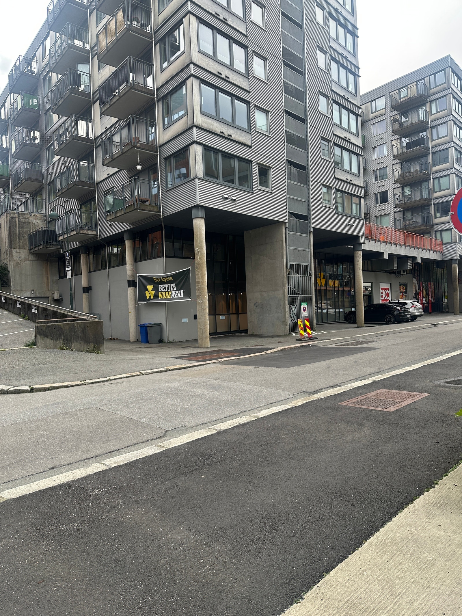 Parkering på utsiden av fasade Galleribilde