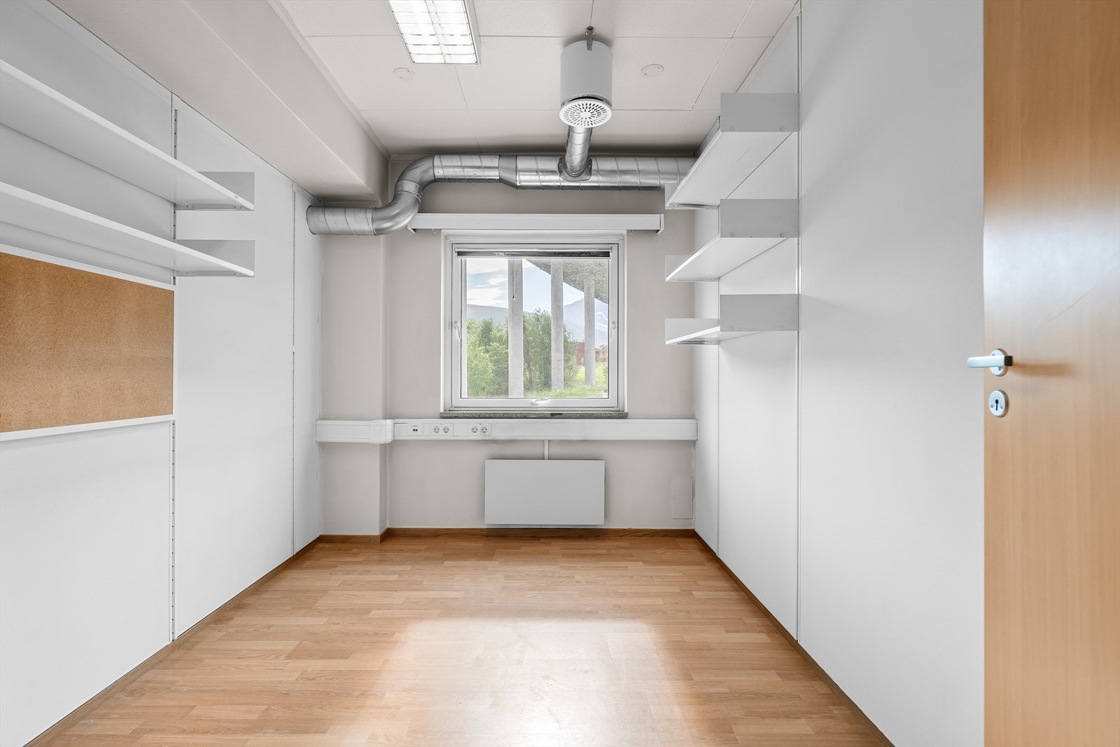 spennende utsikt mot Tromsdalstinden og brua Galleribilde